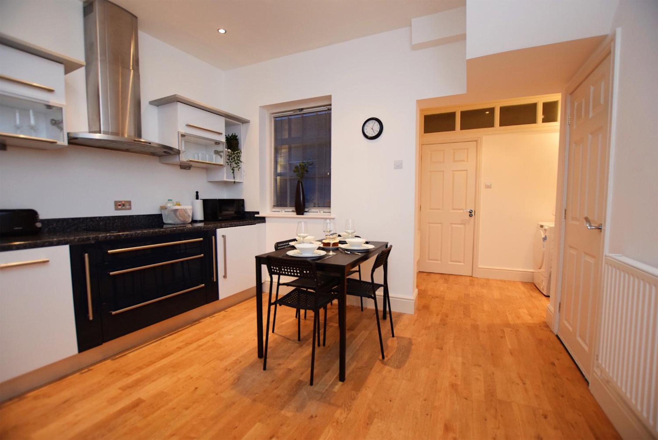 Perfect for Uni and City Stays - Modern 2-Bed with Parking view 5