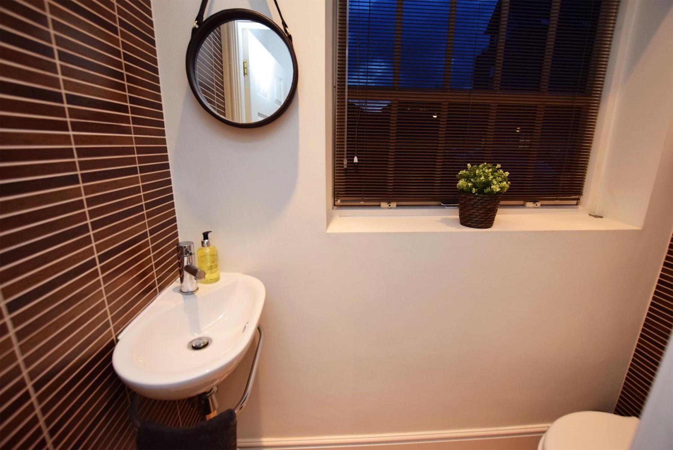 Perfect for Uni and City Stays - Modern 2-Bed with Parking view 2