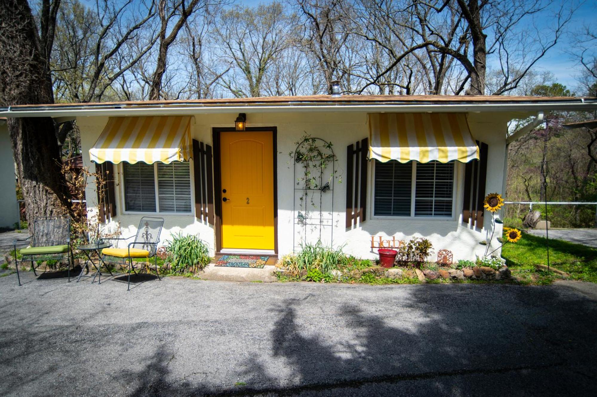 Sherwood Court Cottages & Guest Rooms
