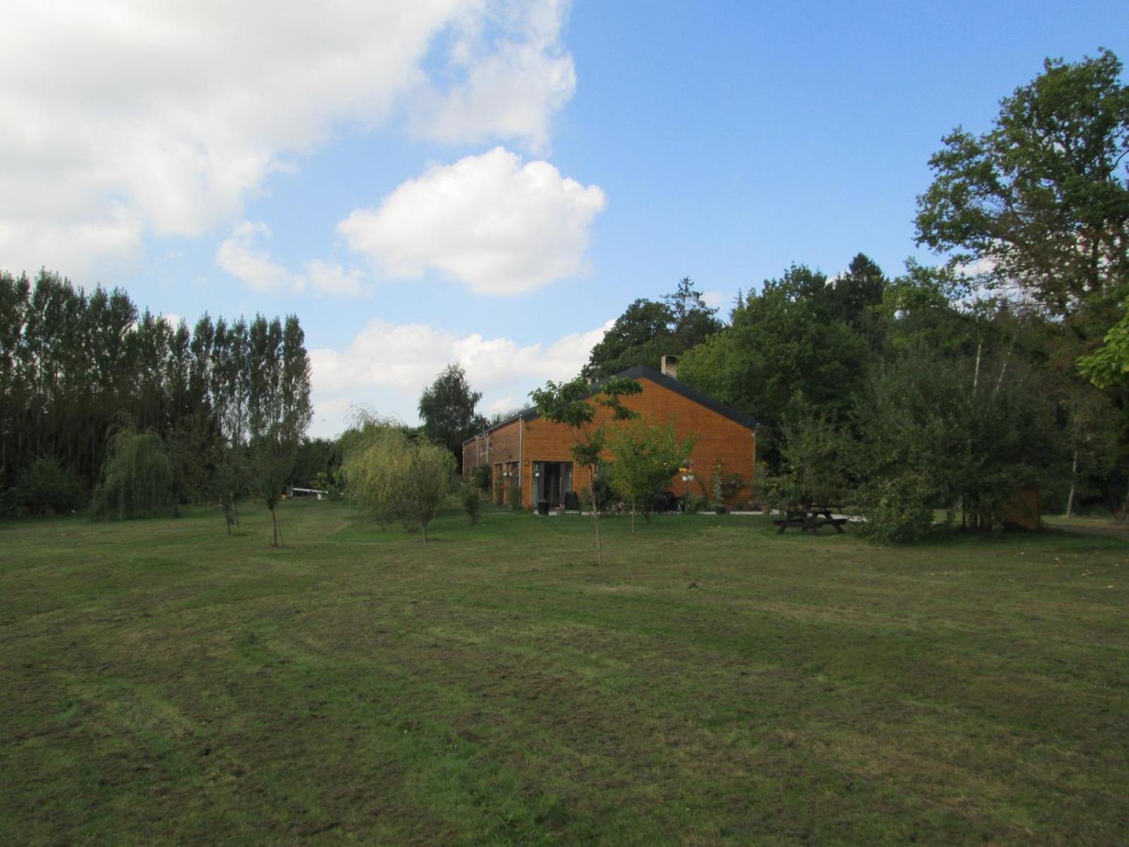 Florennes Gîte neuf 150 M2 devant un grand lac privé de 2 hectares poissonneux au milieu des bois