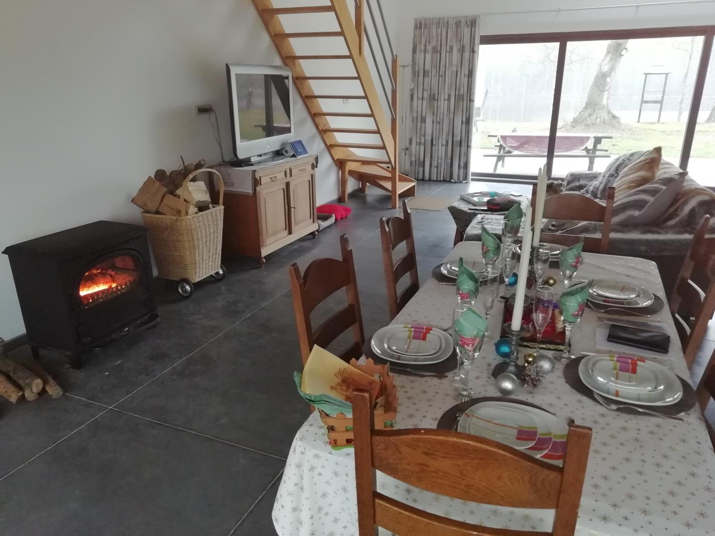 Florennes Gîte neuf 150 M2 devant un grand lac privé de 2 hectares poissonneux au milieu des bois