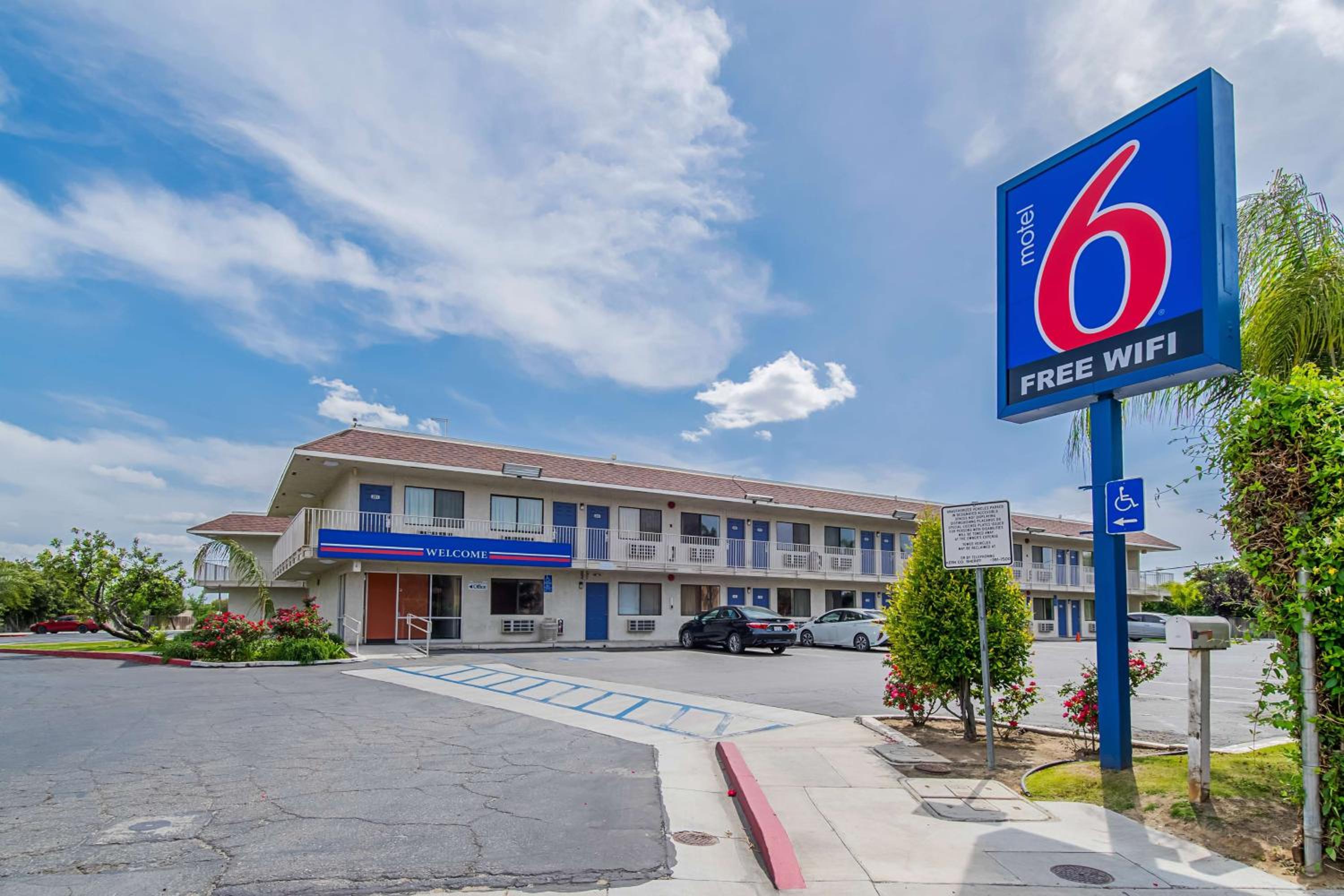 Hotel Motel 6-Bakersfield, CA - Airport - Image 1