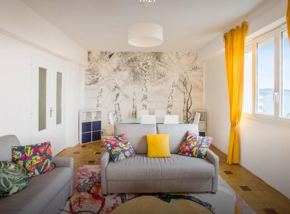 Stunning 2 bed Flat Nice front of the beach Seaview photo 2