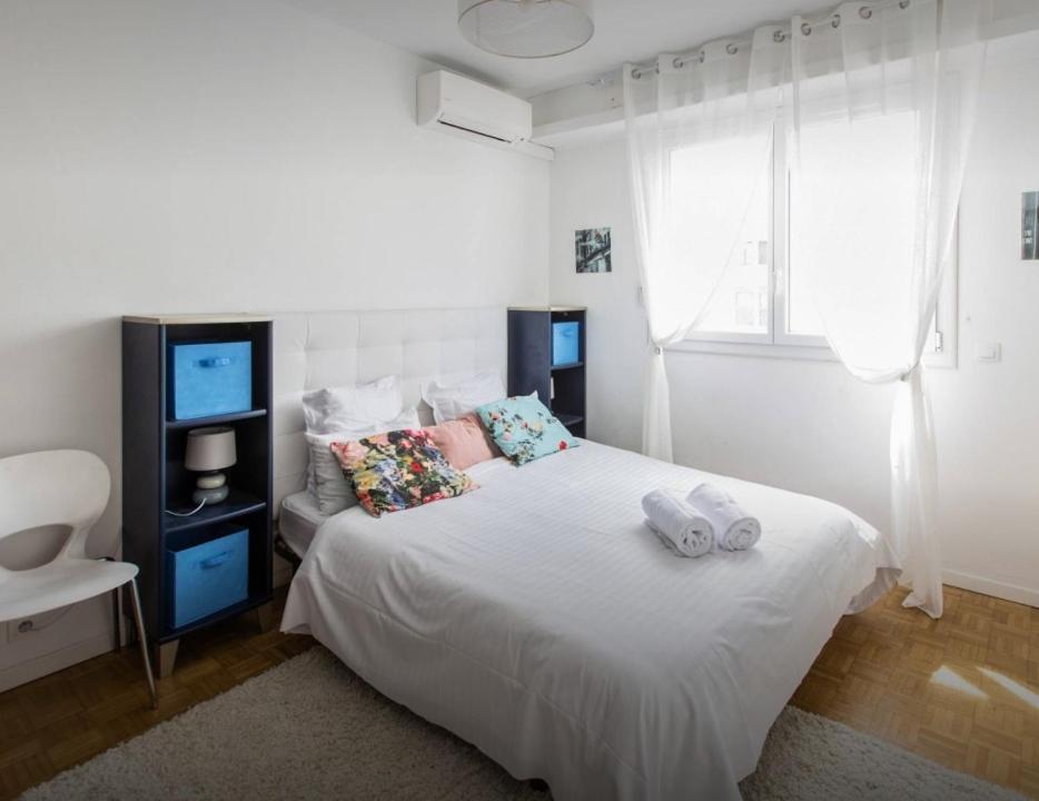 Stunning 2 bed Flat Nice front of the beach Seaview photo 3