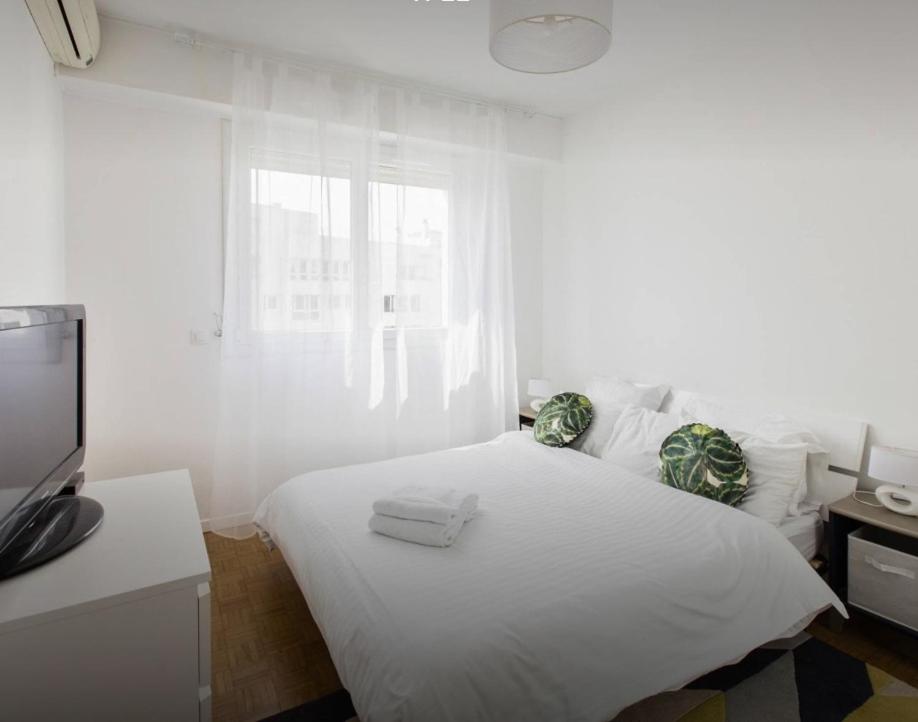 Stunning 2 bed Flat Nice front of the beach Seaview photo 4