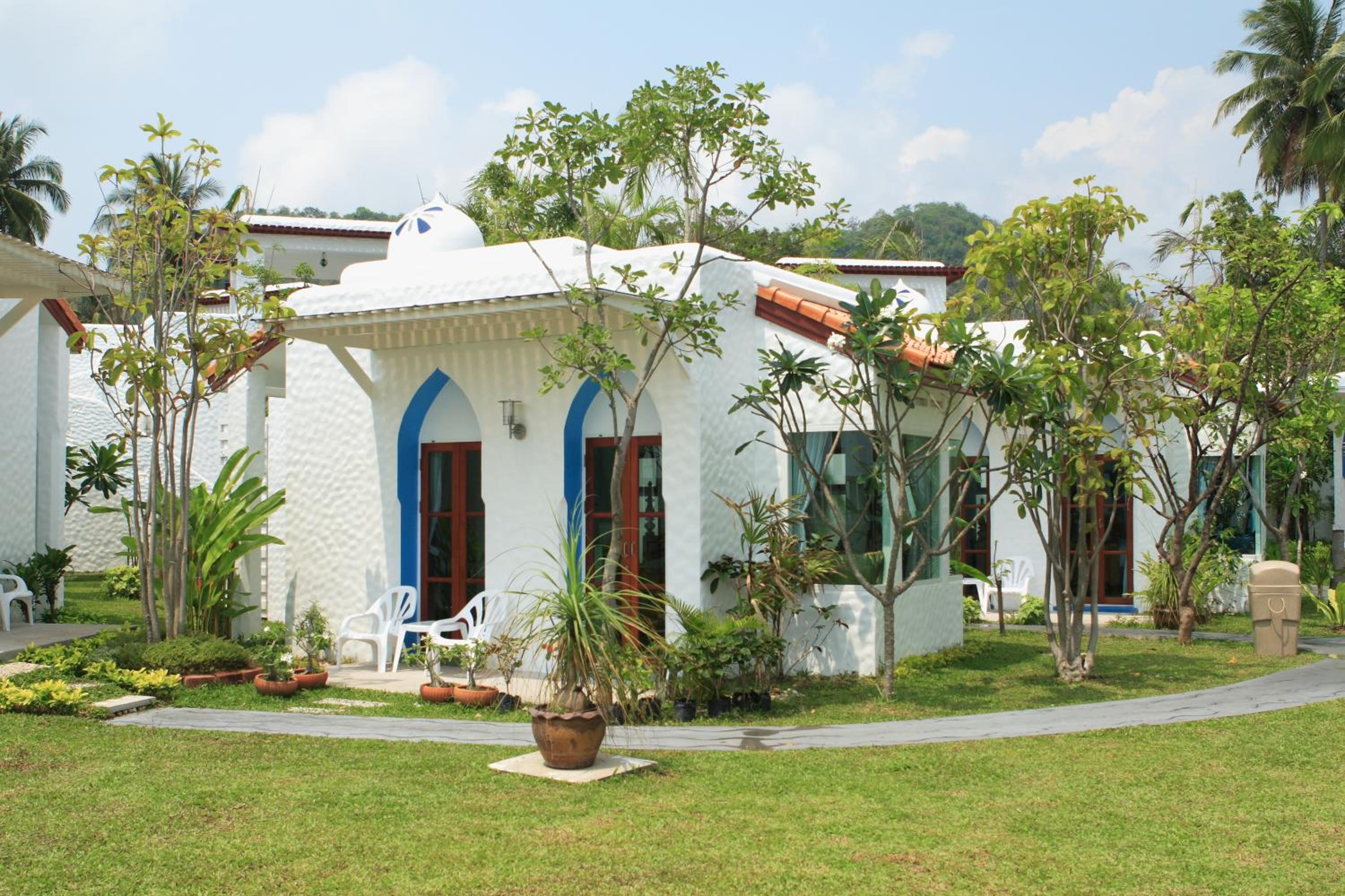 Baanmontra Beach Resort - Bankrut