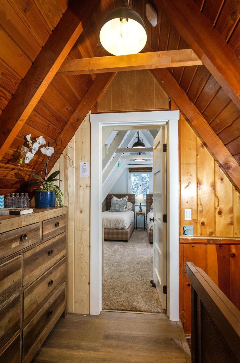 Historic Lakeview Cabin, Beautiful View, 2 Level, 1400 sqft, Dogs, Walk to Village view 5