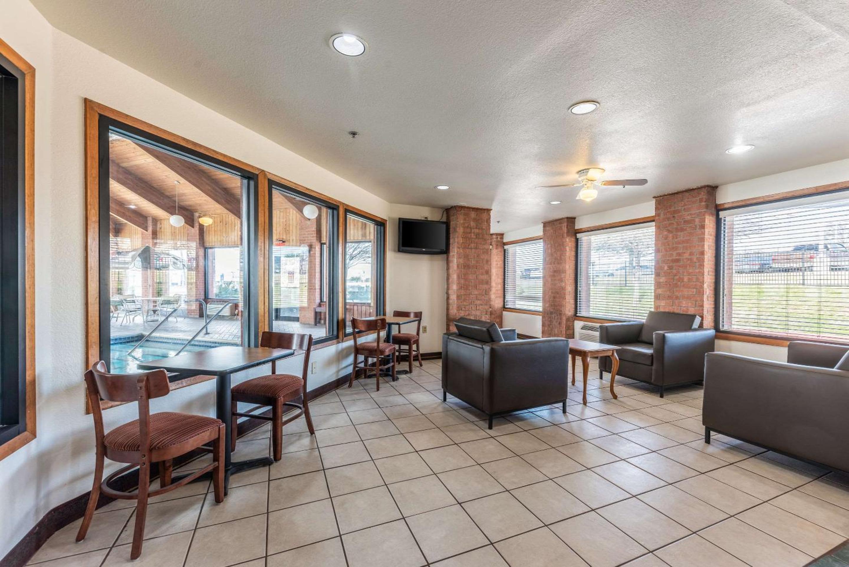 Dallas / Fort Worth Vacations - Econo Lodge Inn  Suites - Property Image 3