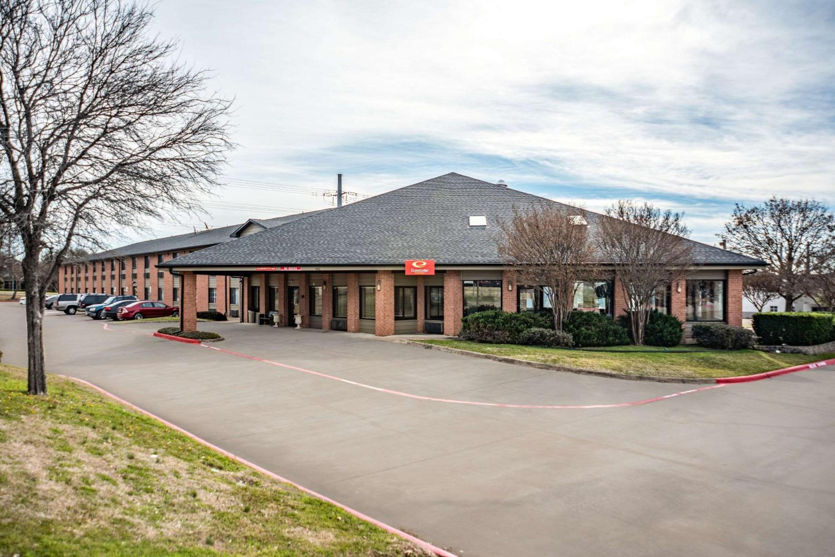 Dallas / Fort Worth Vacations - Econo Lodge Inn  Suites - Property Image 1