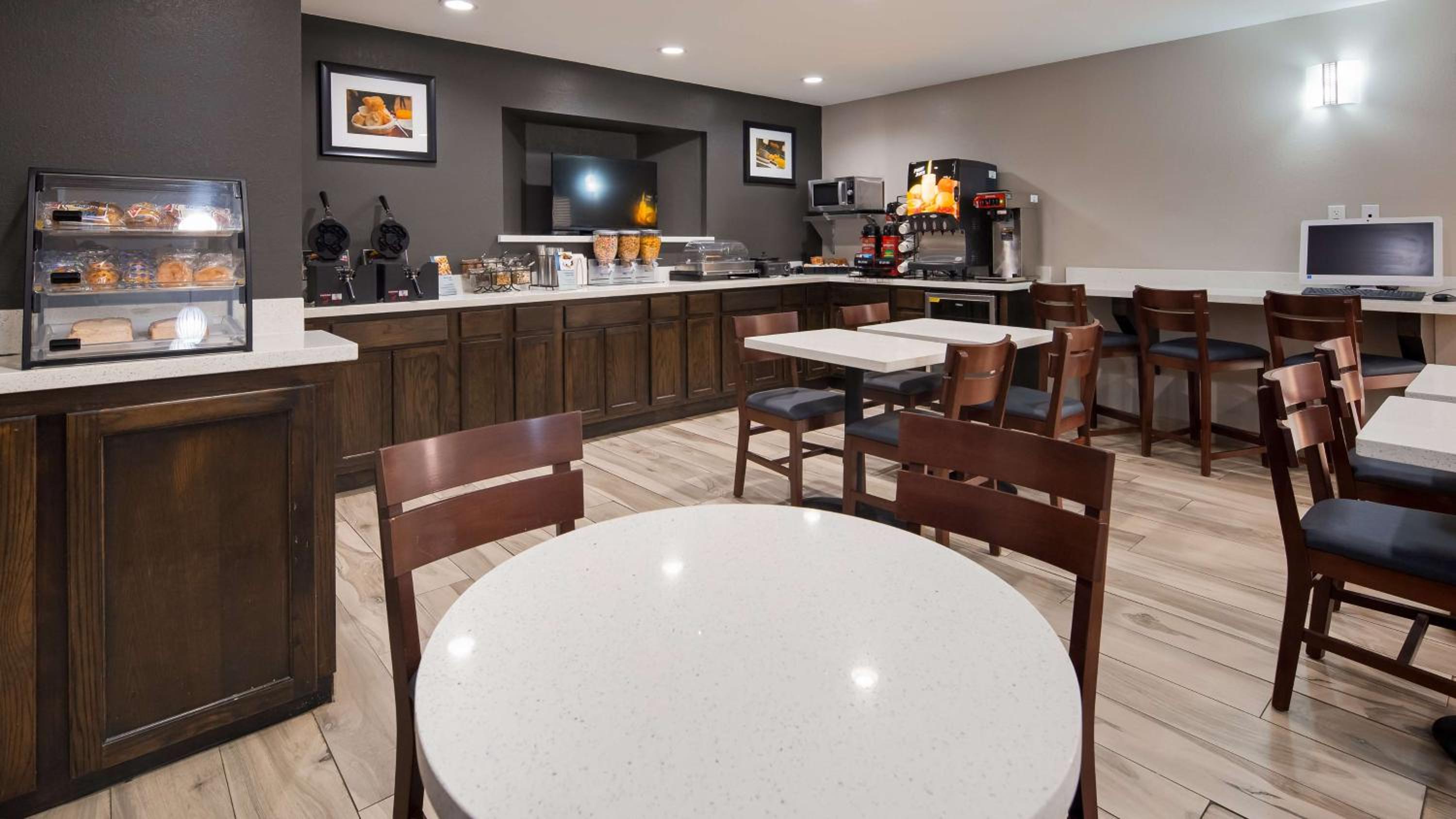 Marshall Vacations - Best Western Executive Inn - Property Image 2