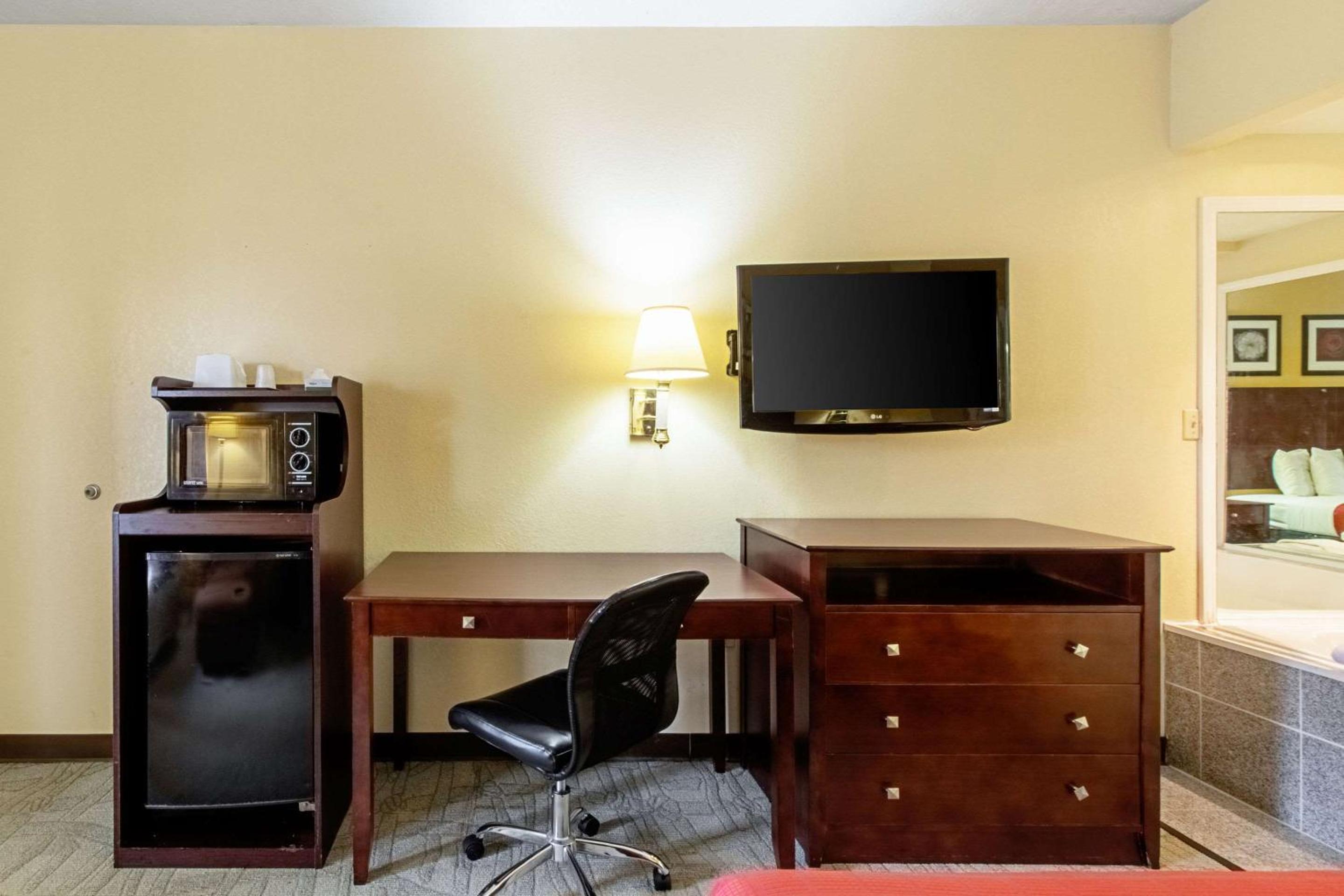 Quality Inn & Suites Dickson
