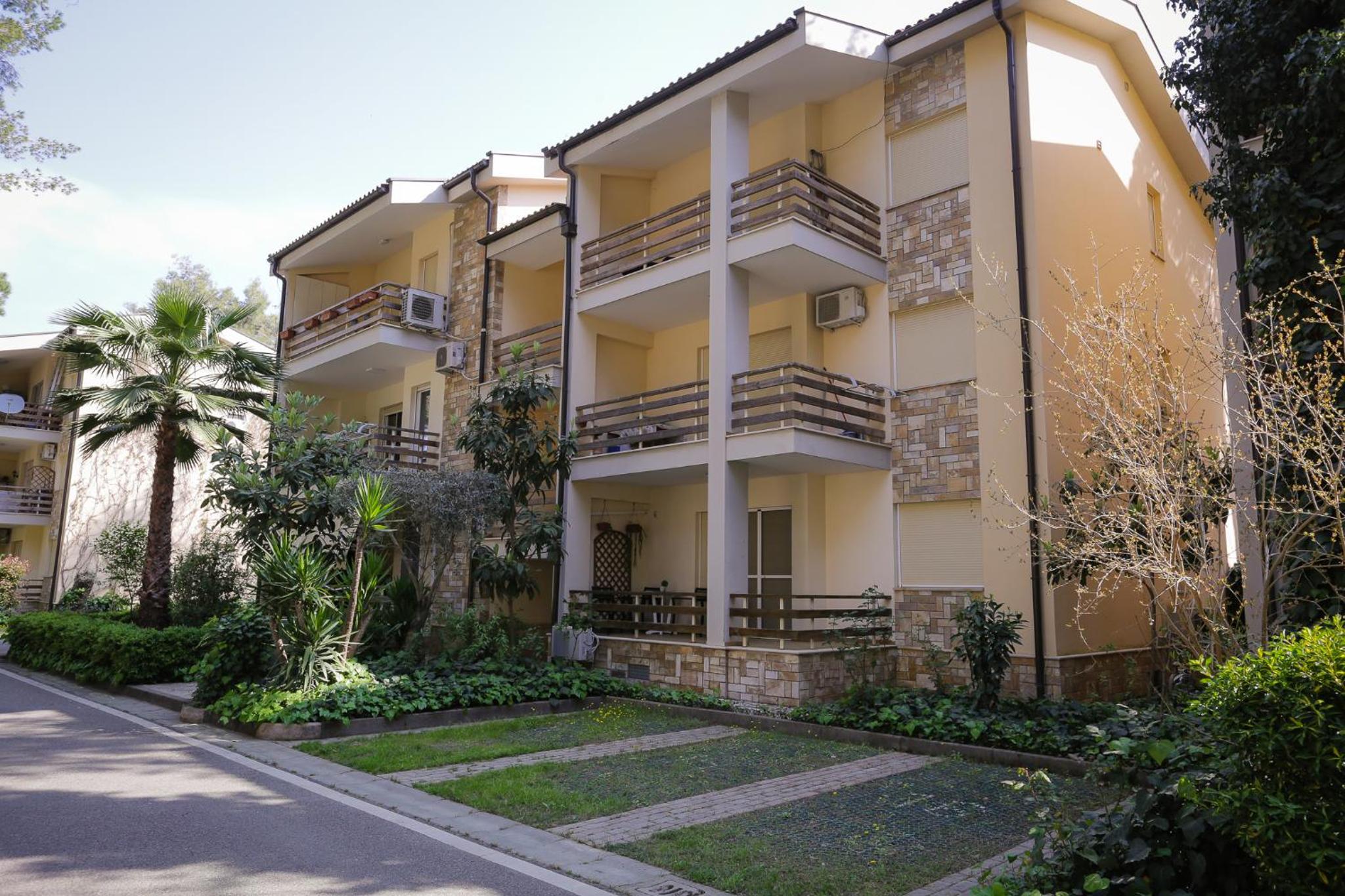 Pine-Tree Apt w/ Private Garden 50 m from the Sea