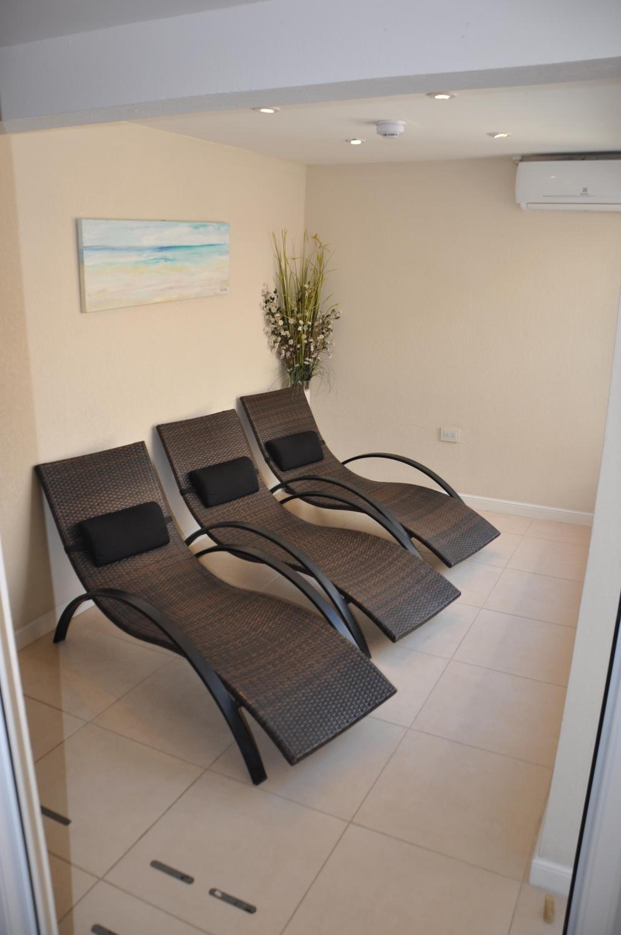 Aqualina Suites
