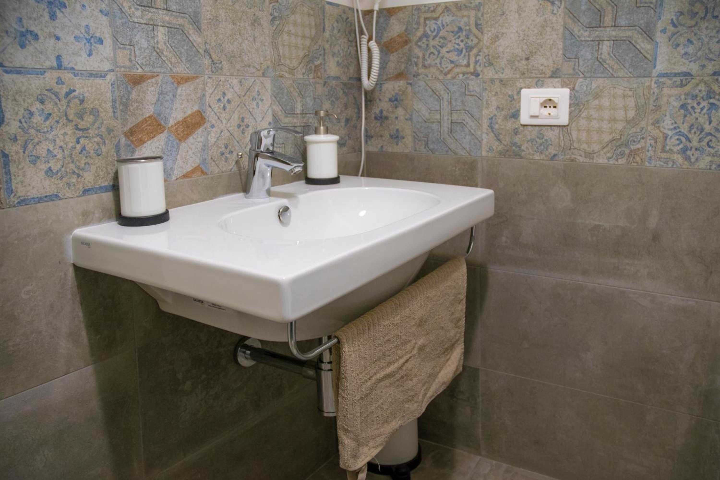 RED ONE en Maranello — bathroom