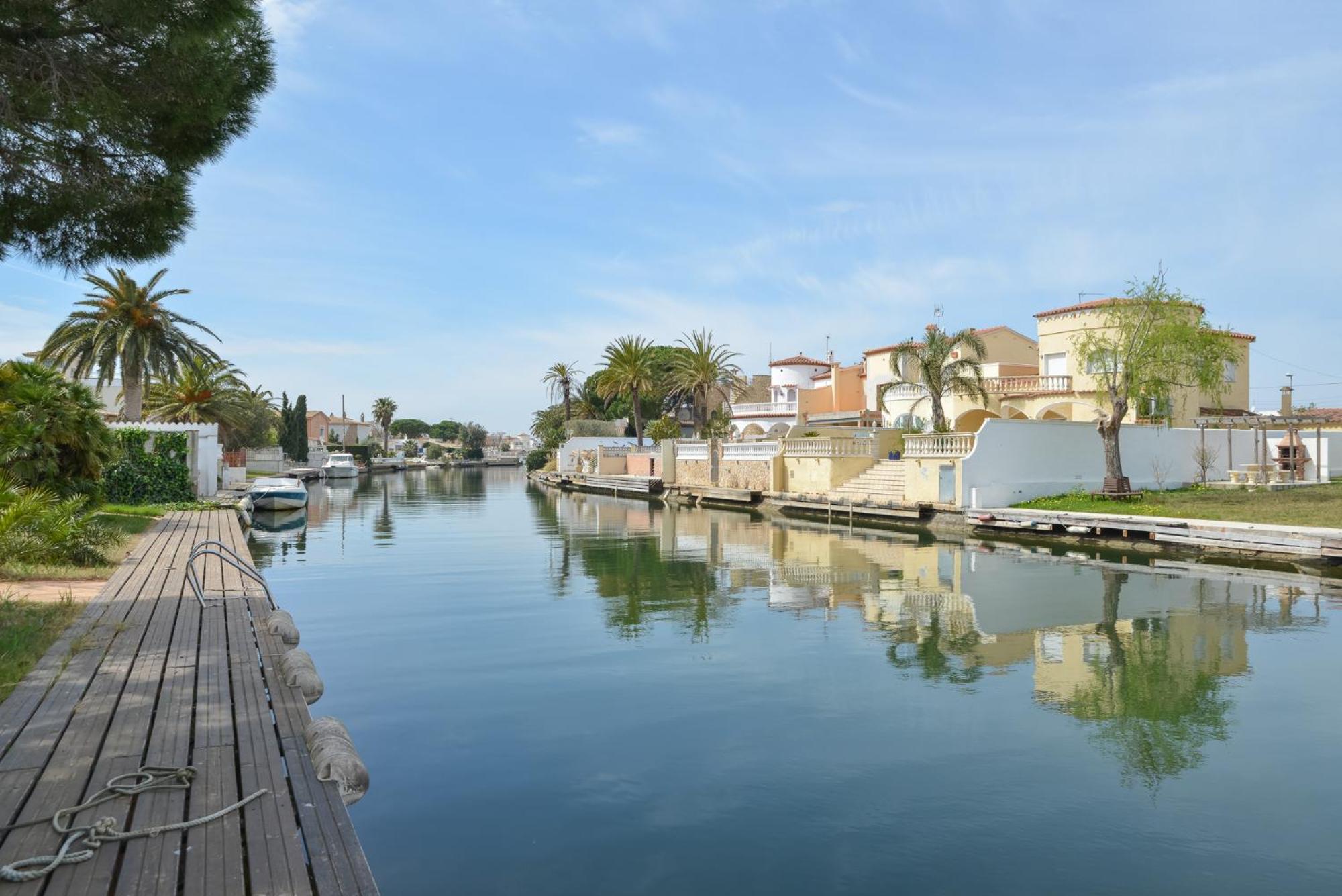 Villa Requesens on Canal