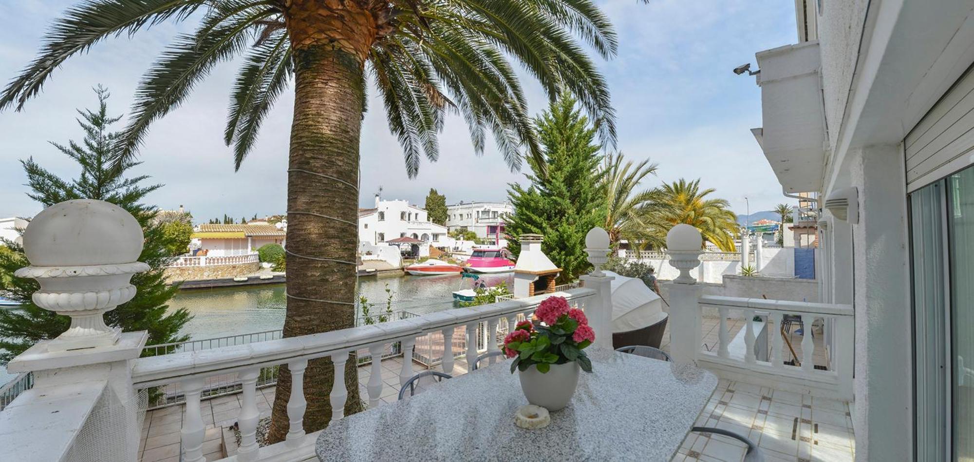 Villa Requesens on Canal