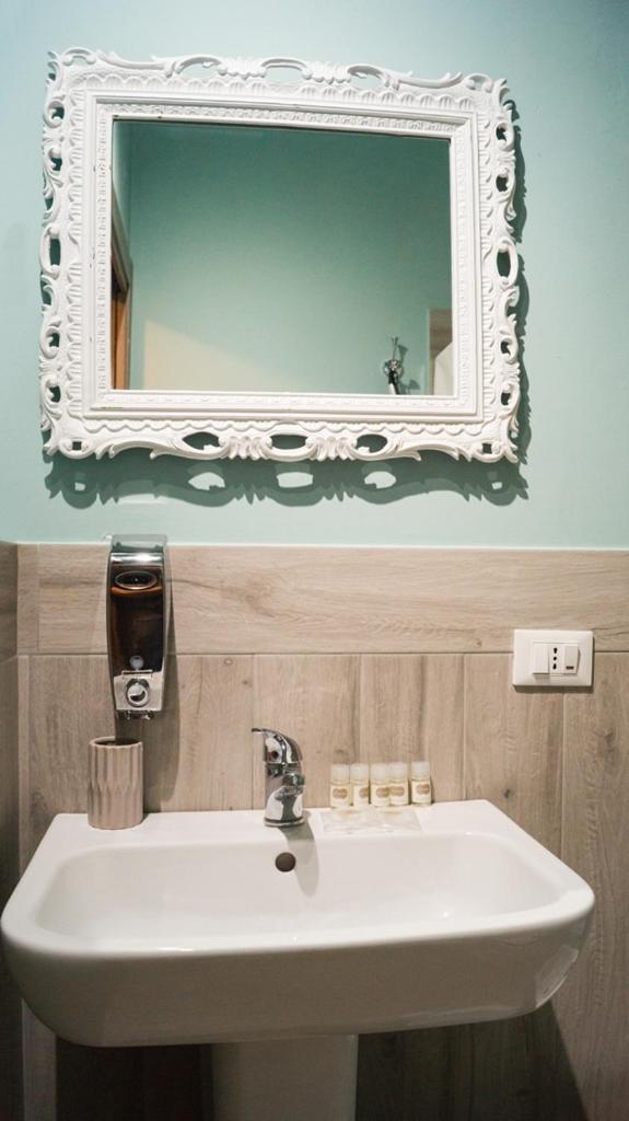 Le Case di Ninni en Palermo — bathroom