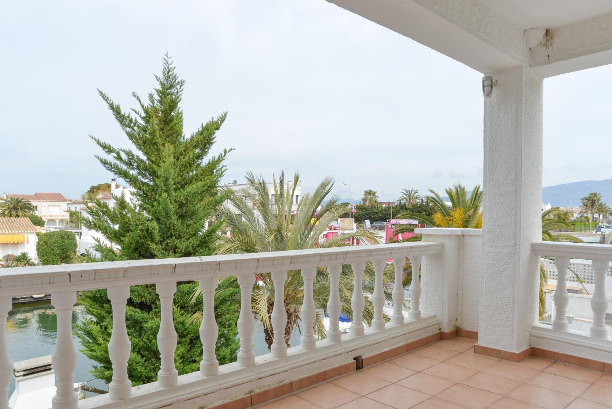 Villa Requesens on Canal