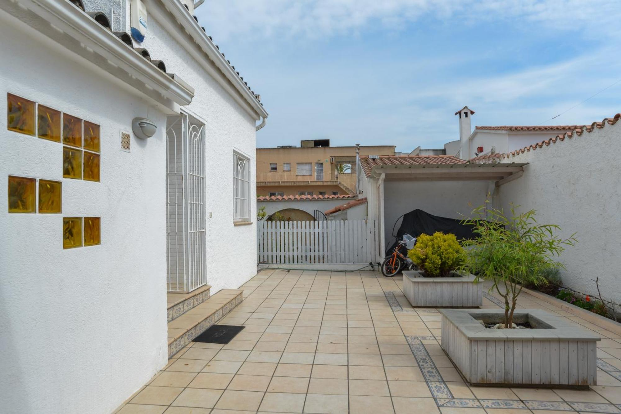 Villa Requesens on Canal