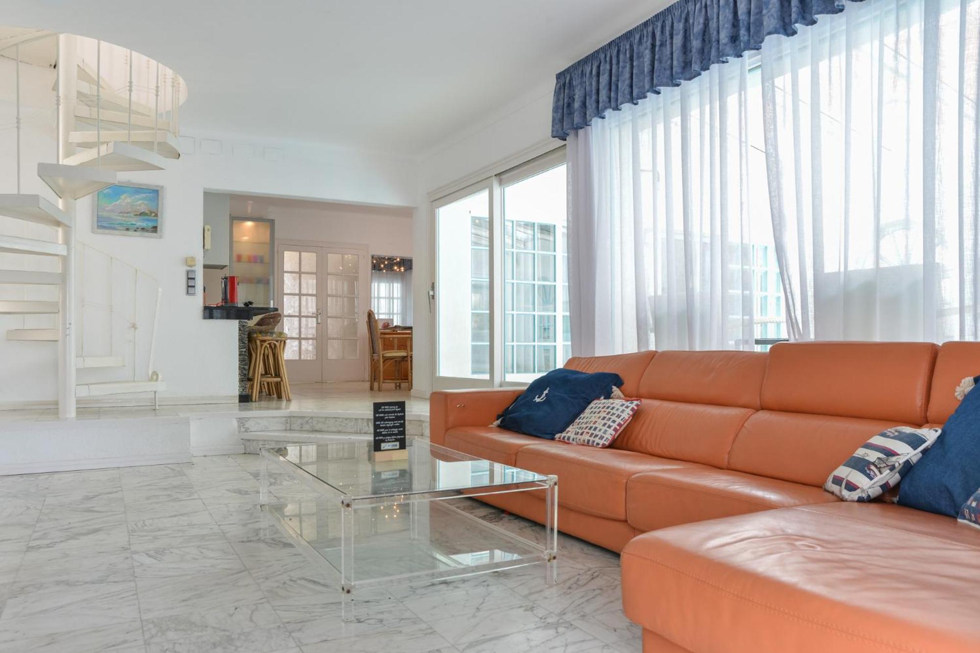 Villa Requesens on Canal