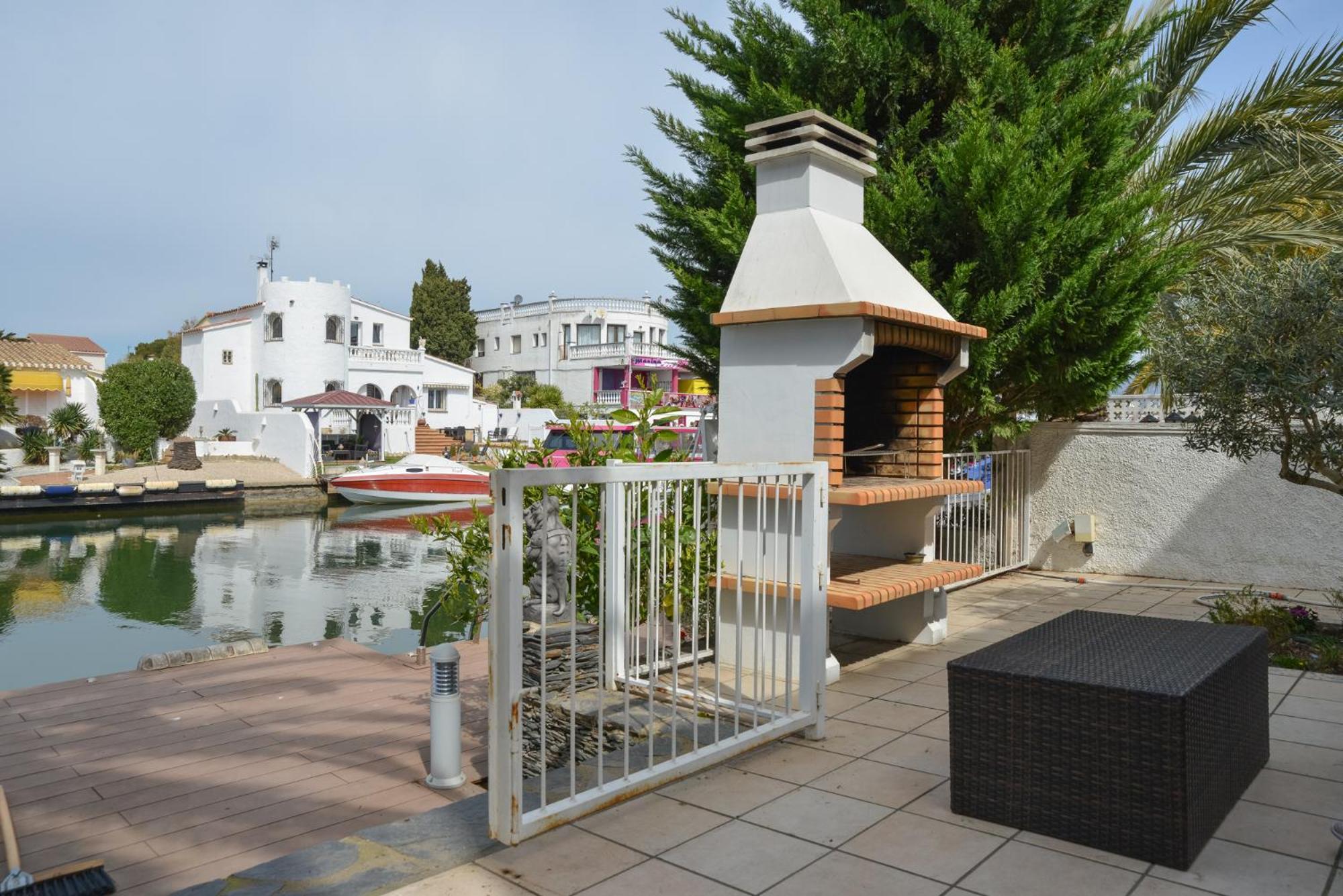 Villa Requesens on Canal