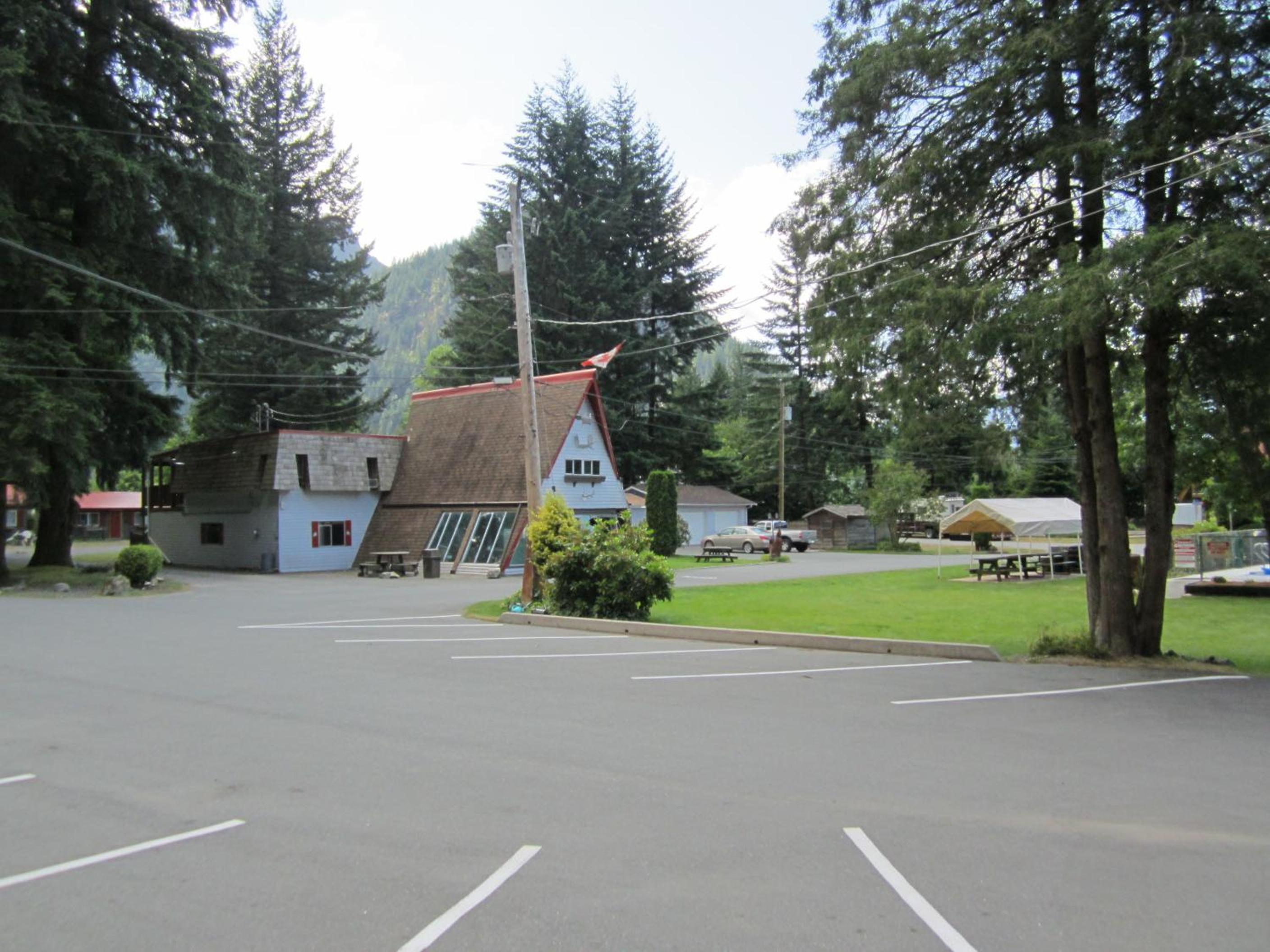 Holiday Motel & RV Resort