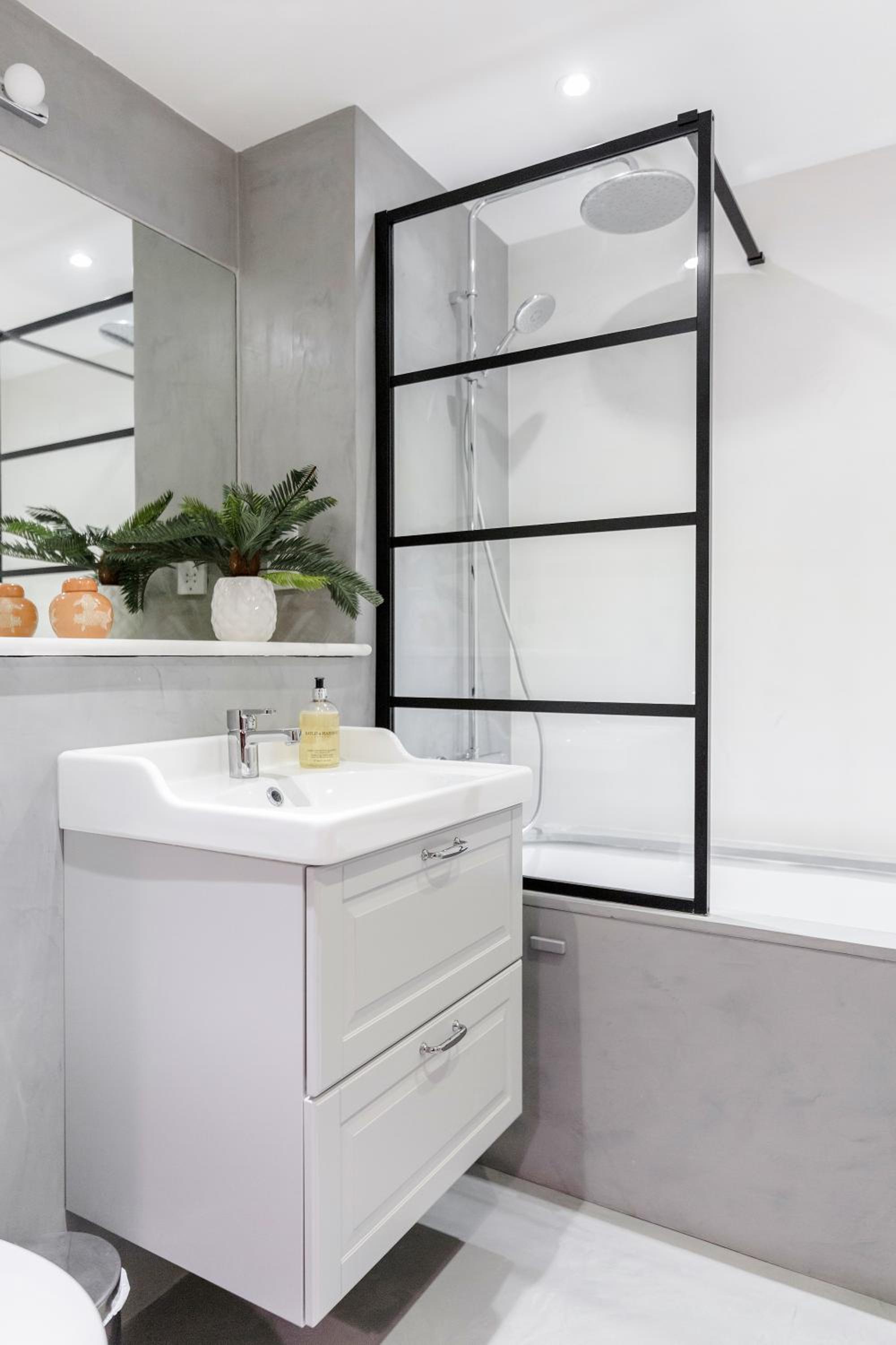 Shoreditch 2 Bed Flat by BaseToGo