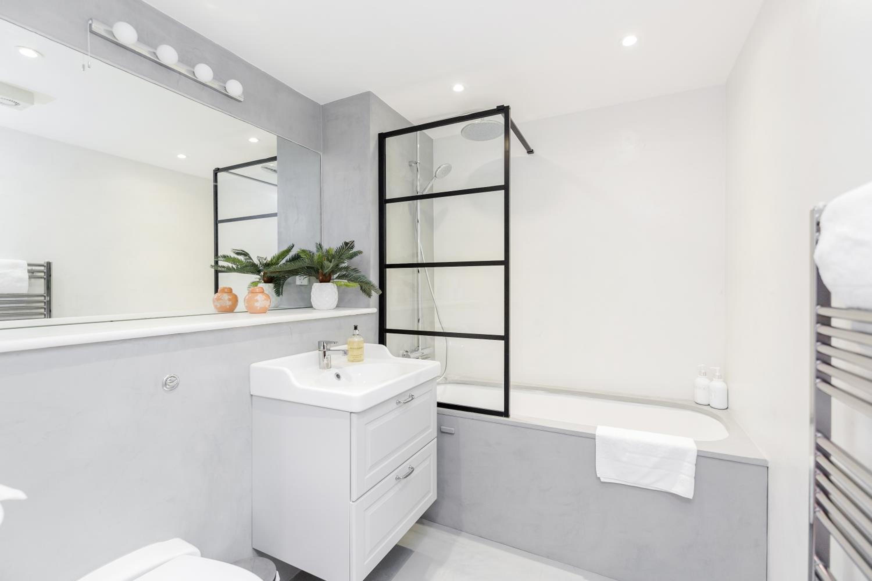 Shoreditch 2 Bed Flat by BaseToGo