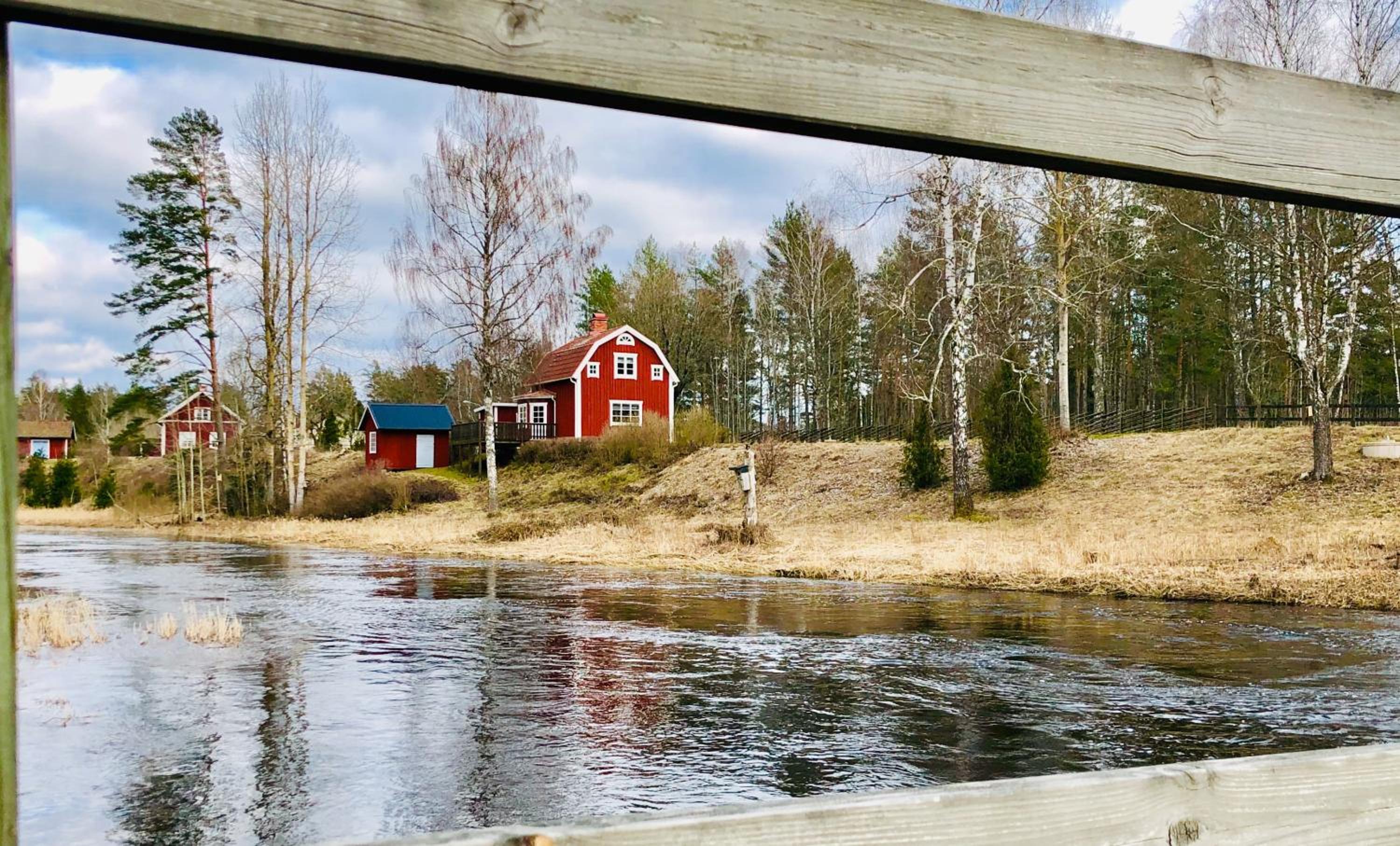 Cosy river house view 4