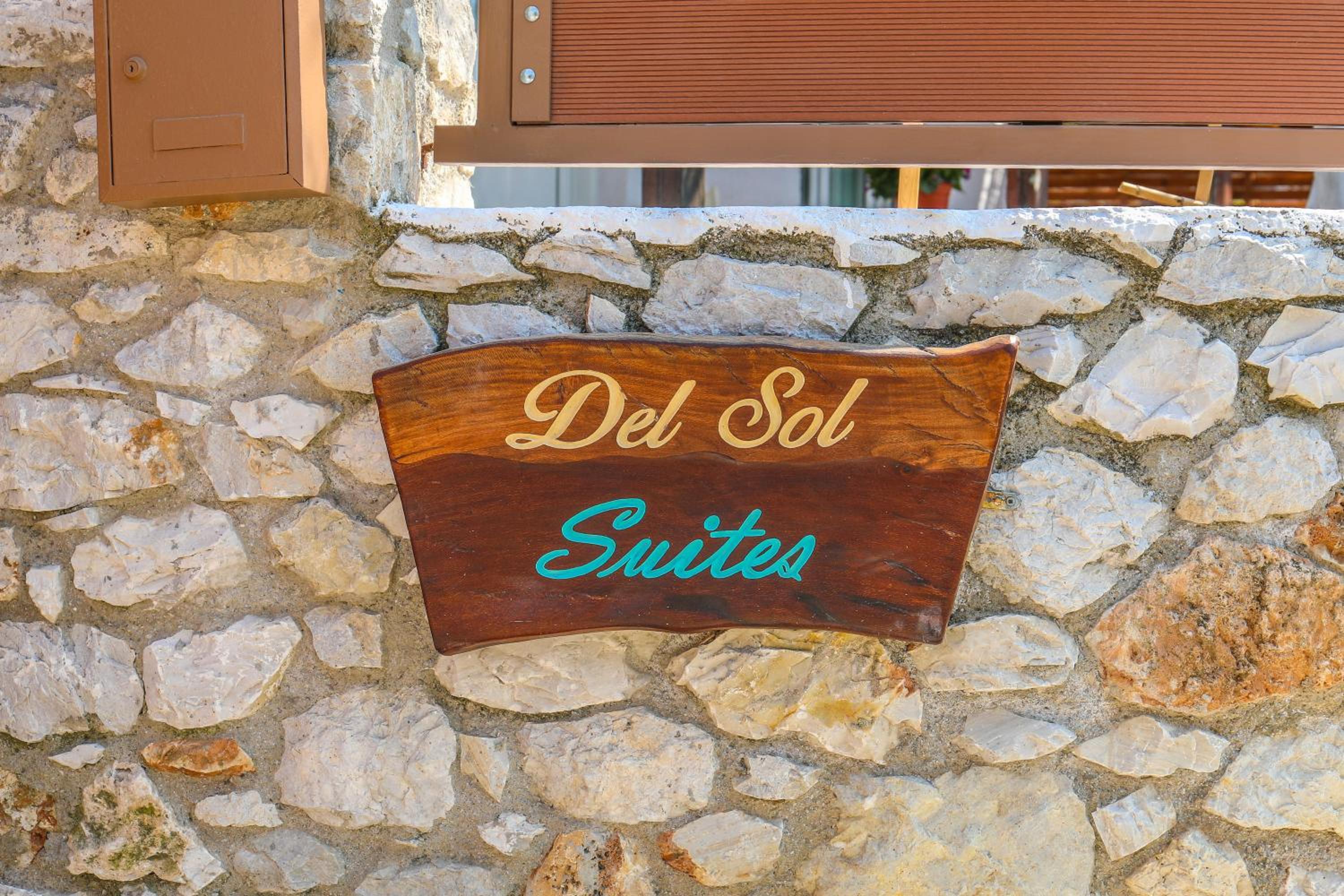 Del Sol Suites