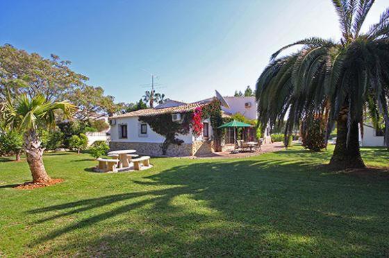 Villa Escocia by Aguilarent view 4