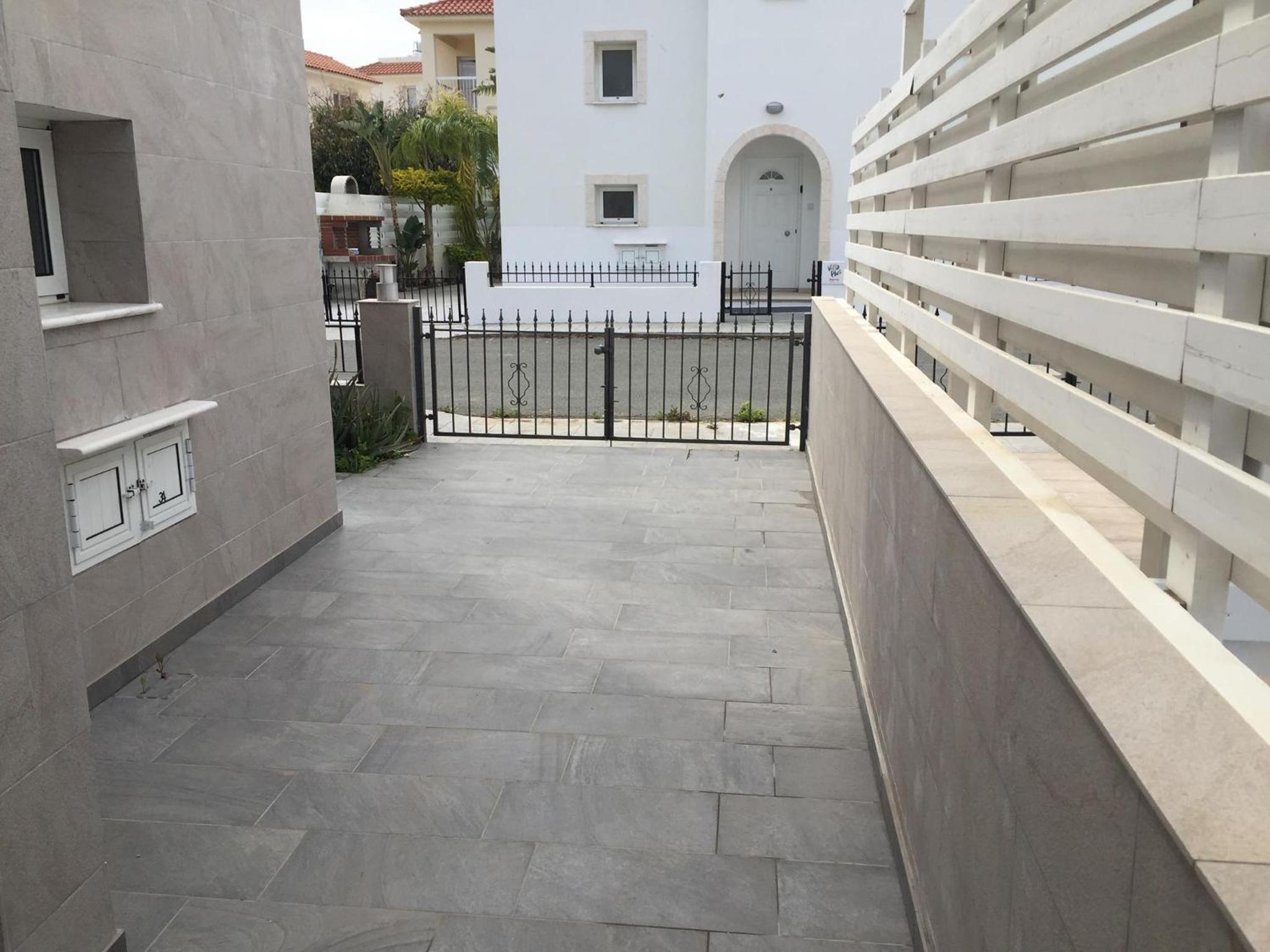 Amanda Villa — photo 5