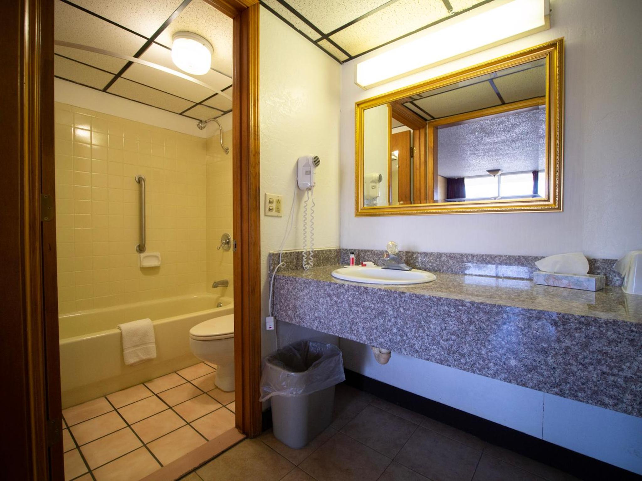 Days Inn by Wyndham Clinton - Property Image 10