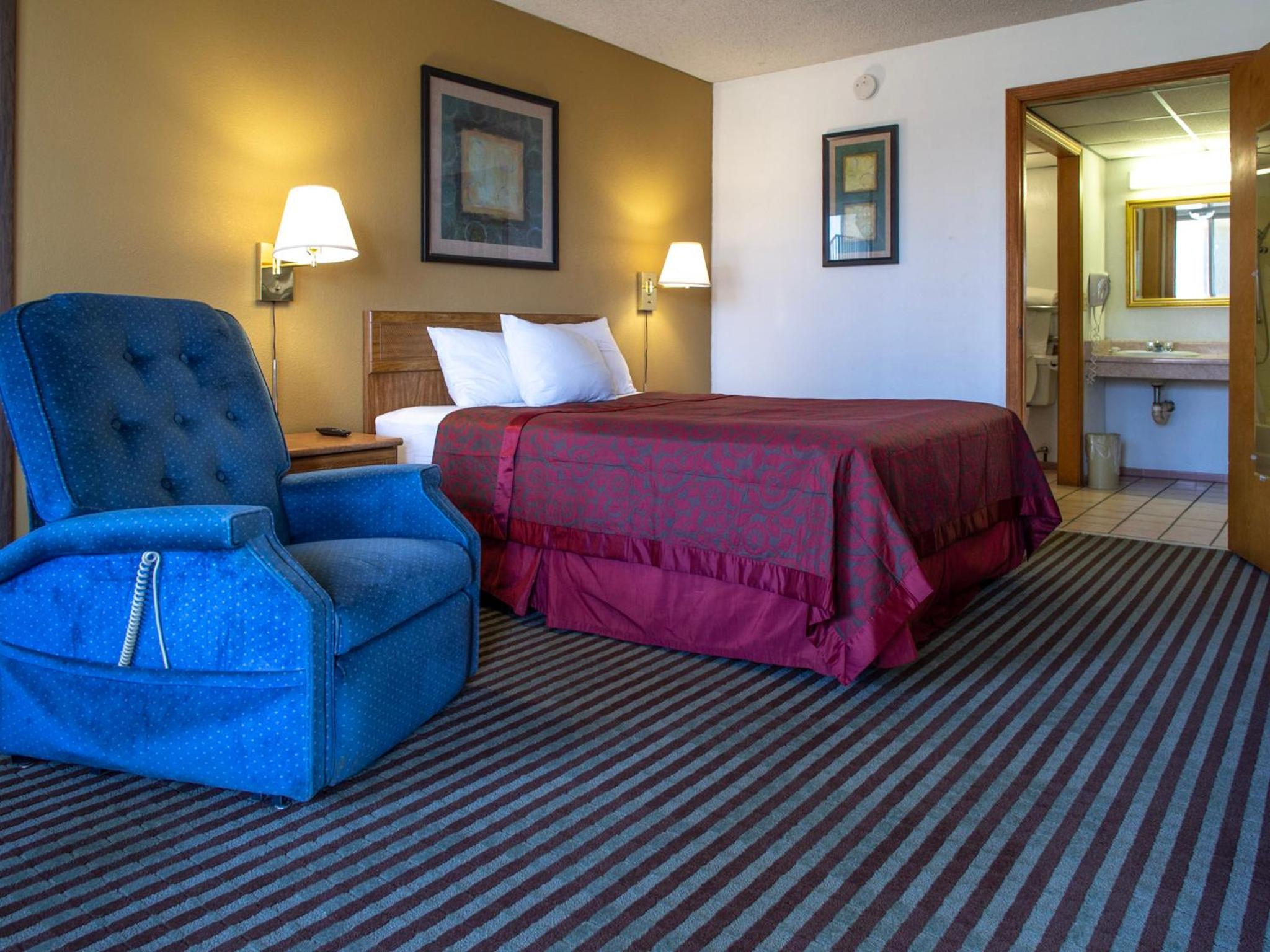 Elk City Vacations - Days Inn by Wyndham Clinton - Property Image 2