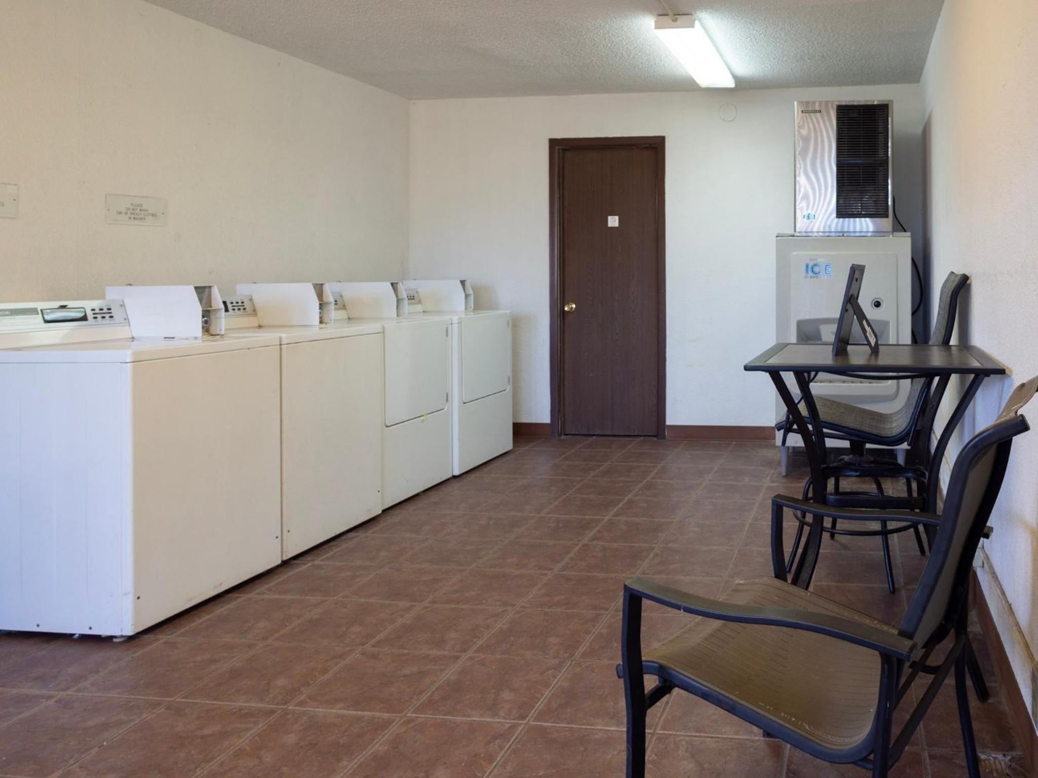 Days Inn by Wyndham Clinton - Property Image 5