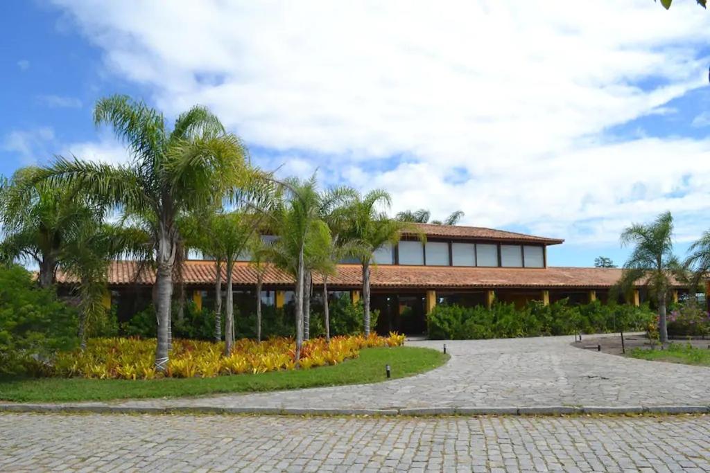 Casa ampla em condomínio fechado com área de lazer completa