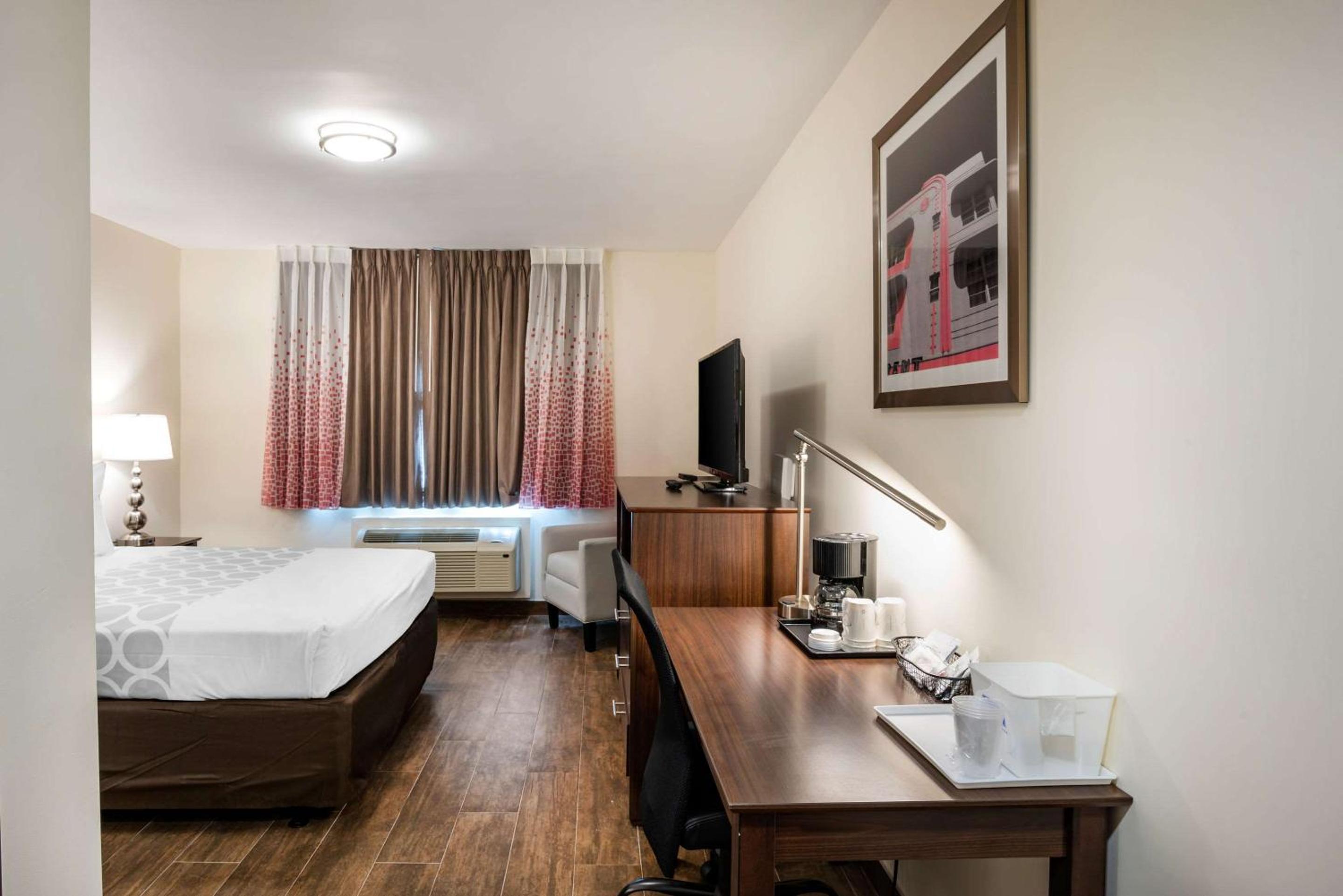 Downtown Hollywood Gardens Inn & Suites