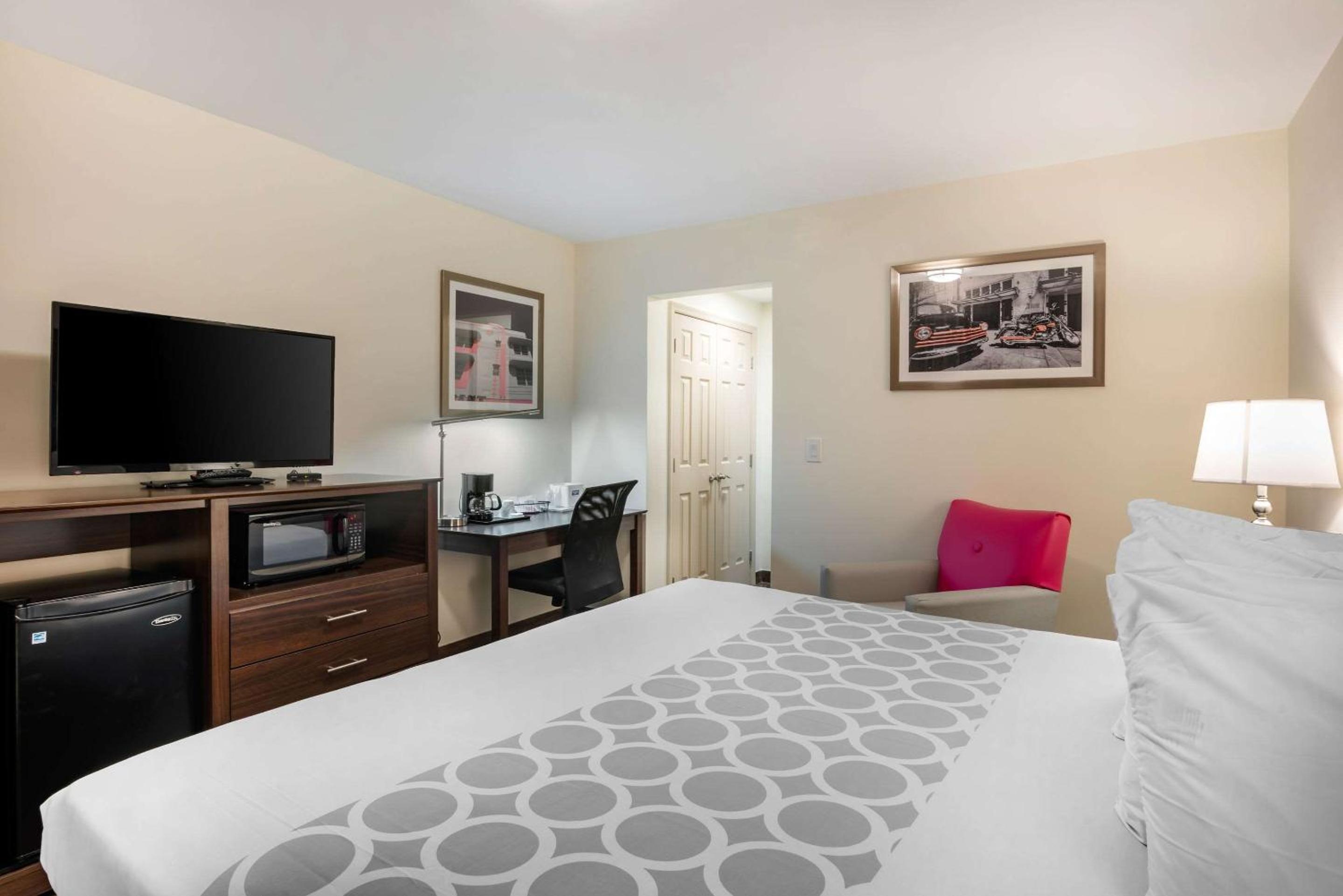 Downtown Hollywood Gardens Inn & Suites