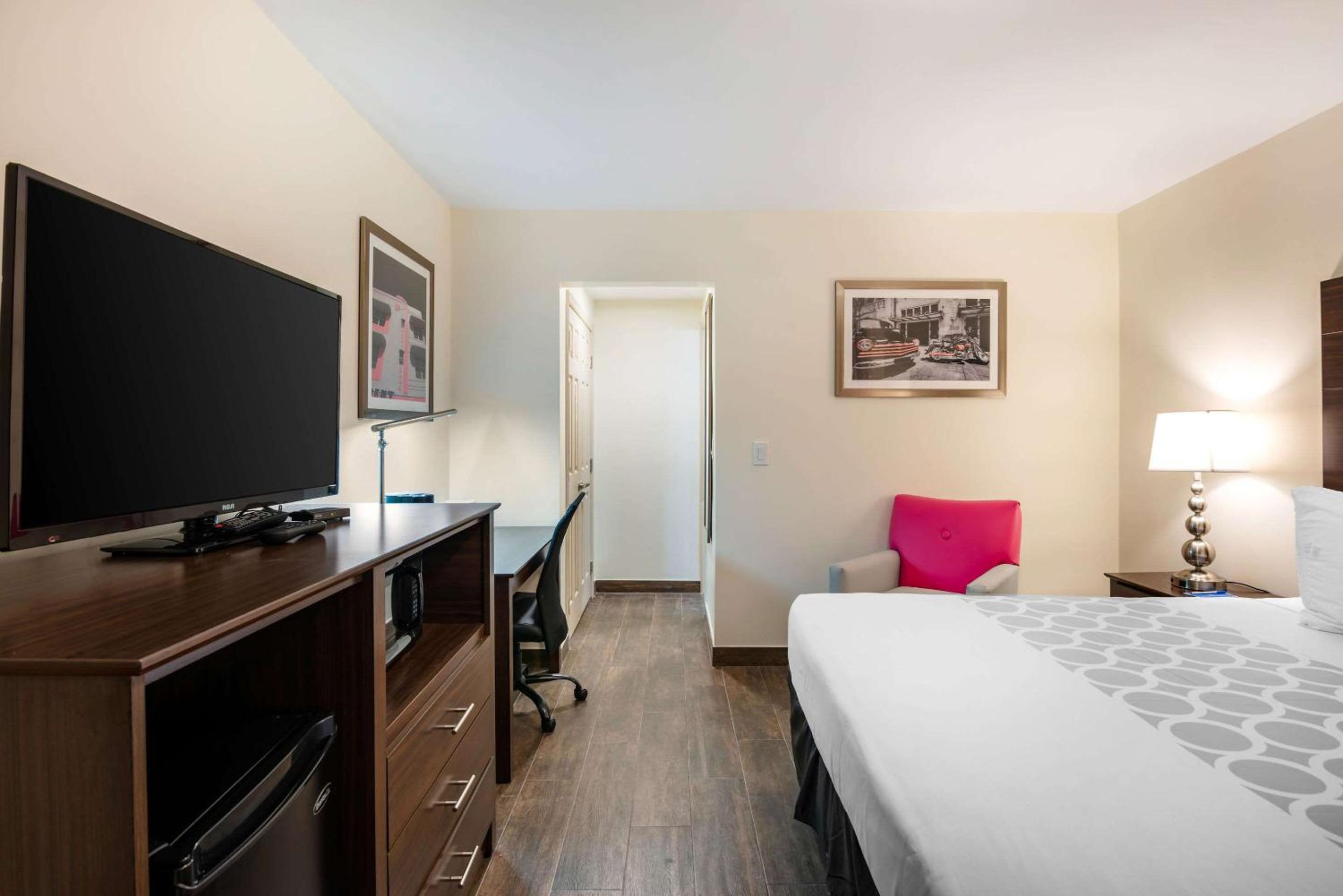 Downtown Hollywood Gardens Inn & Suites