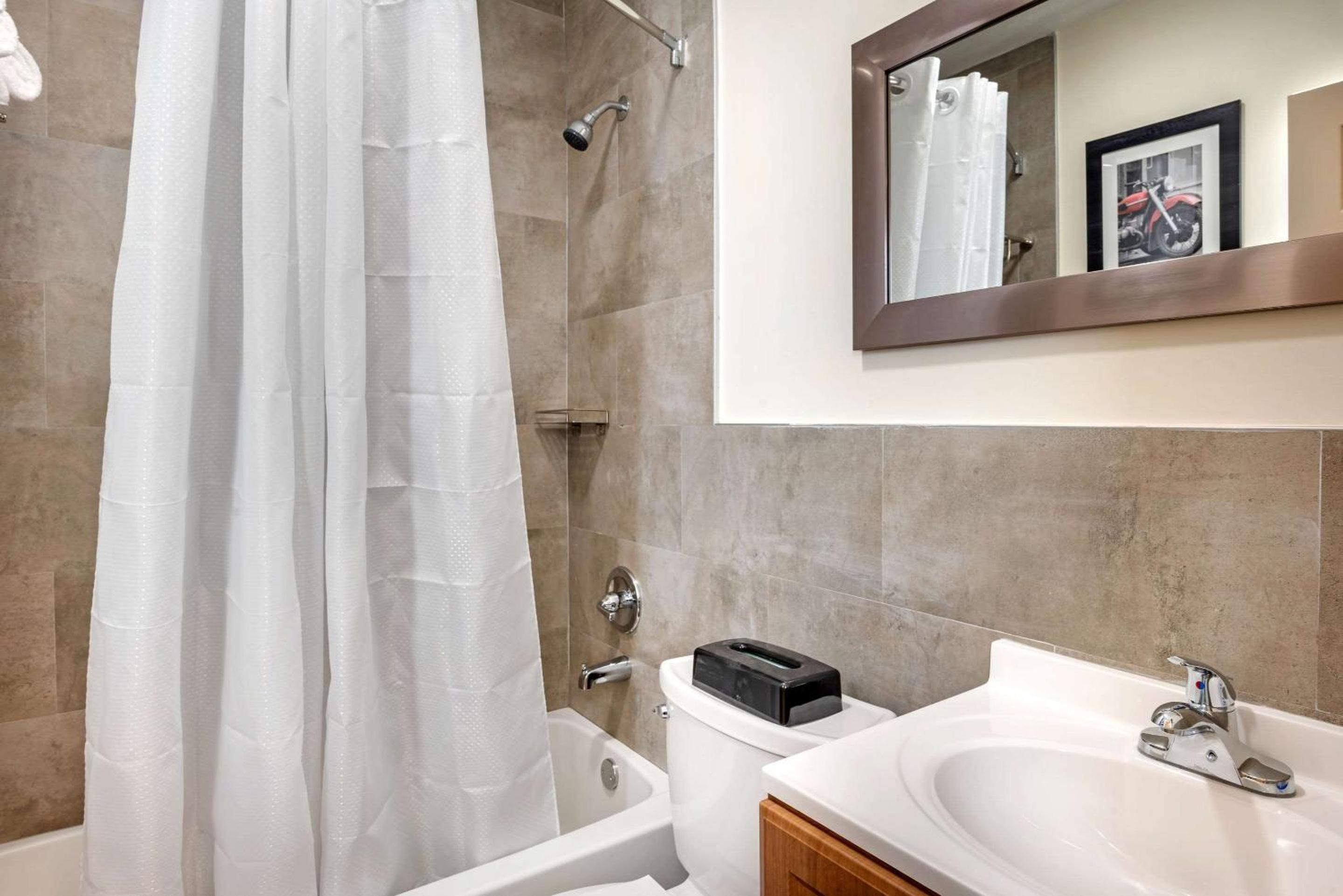 Downtown Hollywood Gardens Inn & Suites