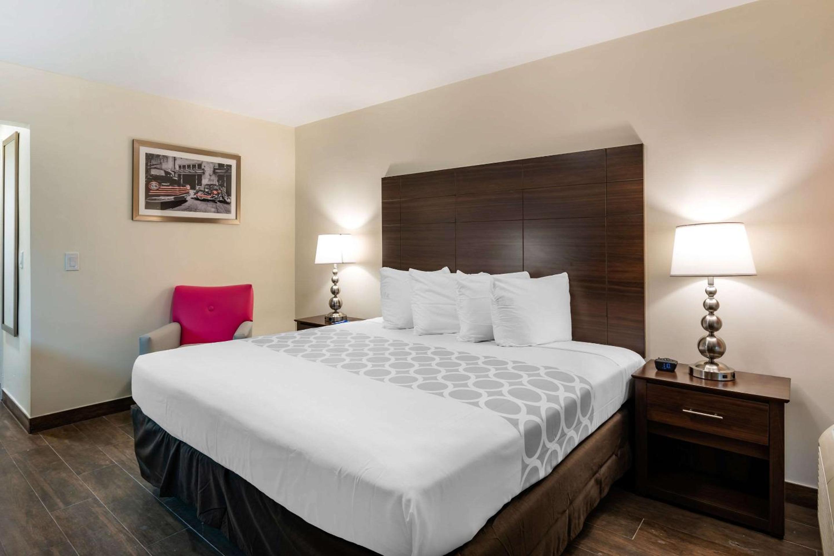 Downtown Hollywood Gardens Inn & Suites