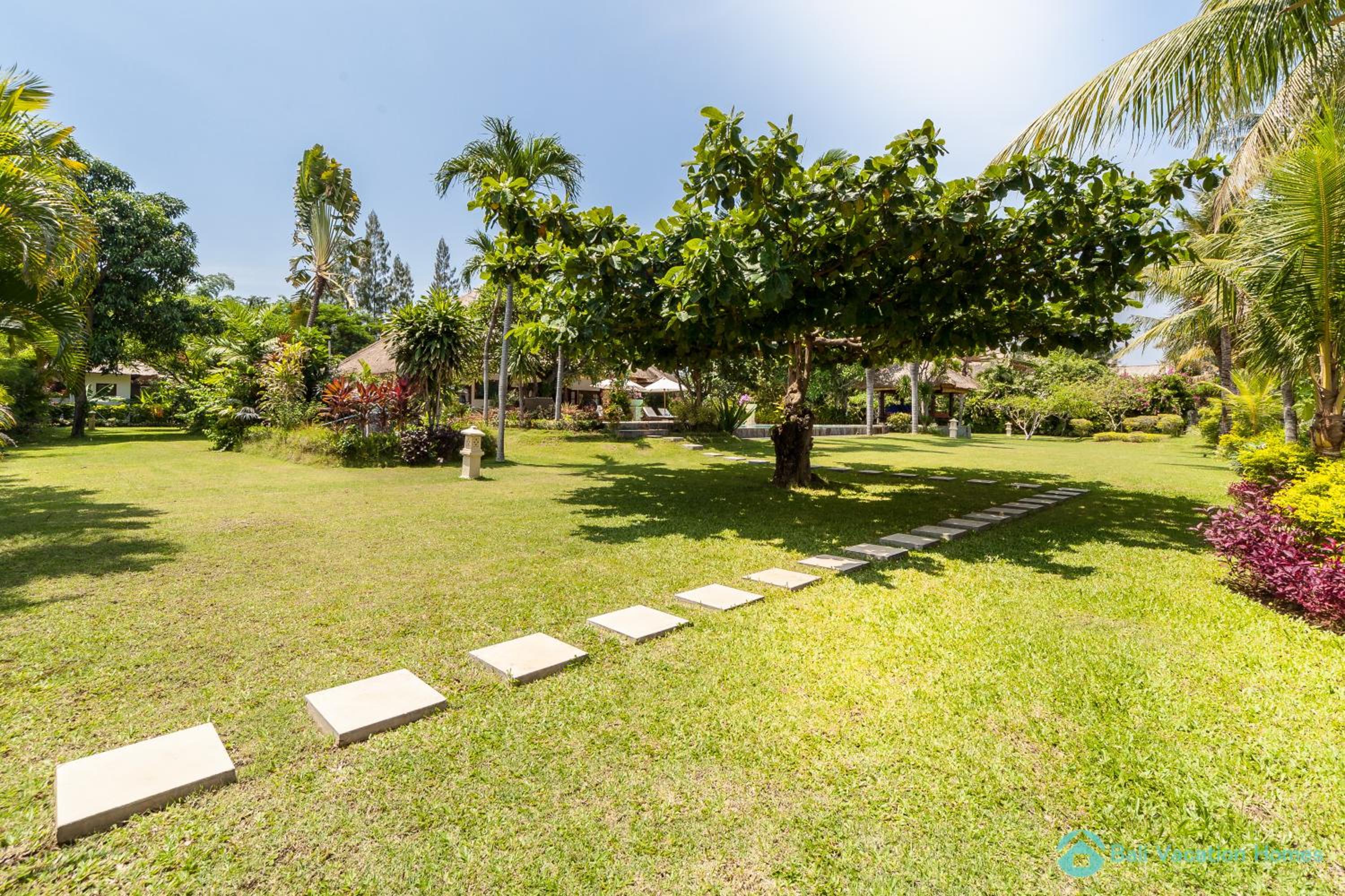 Villa Segara Murti - Stylish Beachfront Villa! view 5