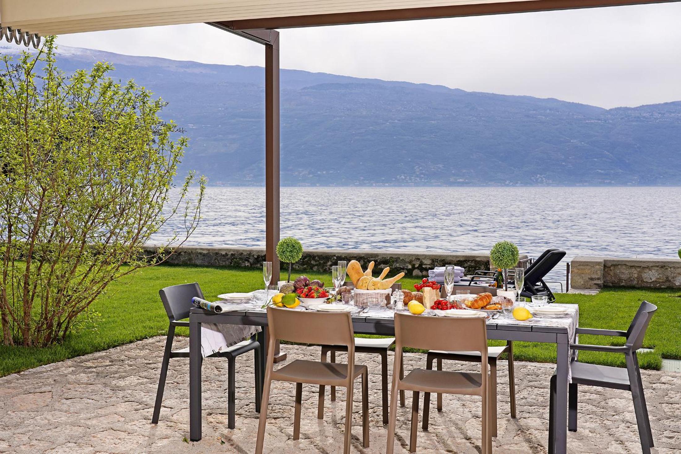Villa Victoria: luxury waterfront villa with splendid views view 4