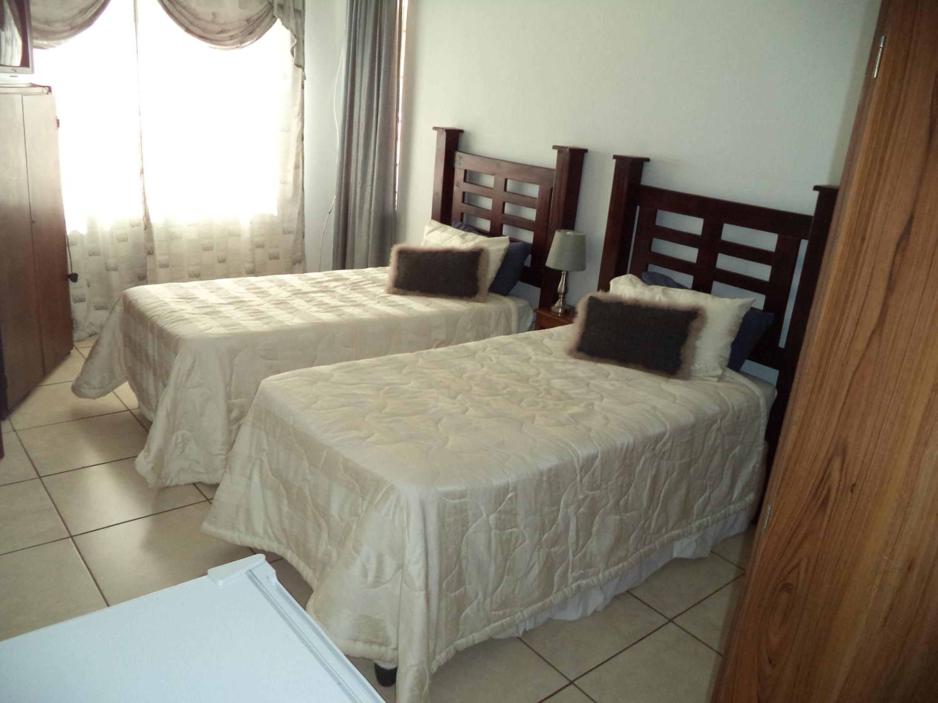 Heatherdale Guesthouse & Shuttle Services