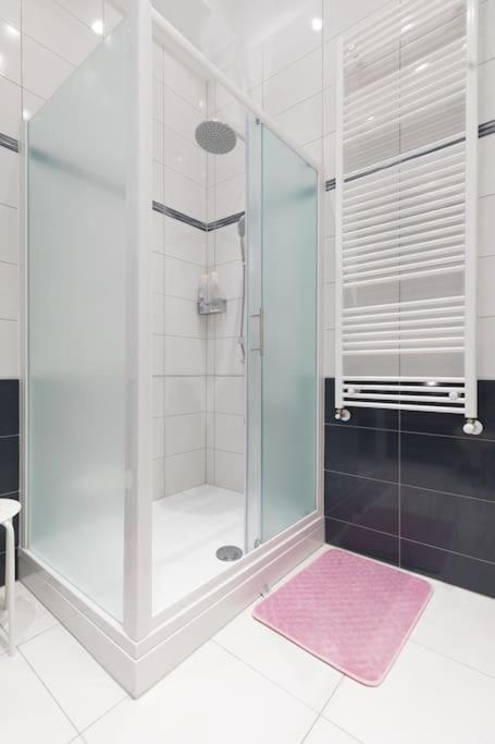 Golden Star Apartment - Spacious City Center Stay view 2