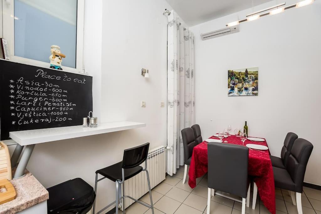 Golden Star Apartment - Spacious City Center Stay view 4