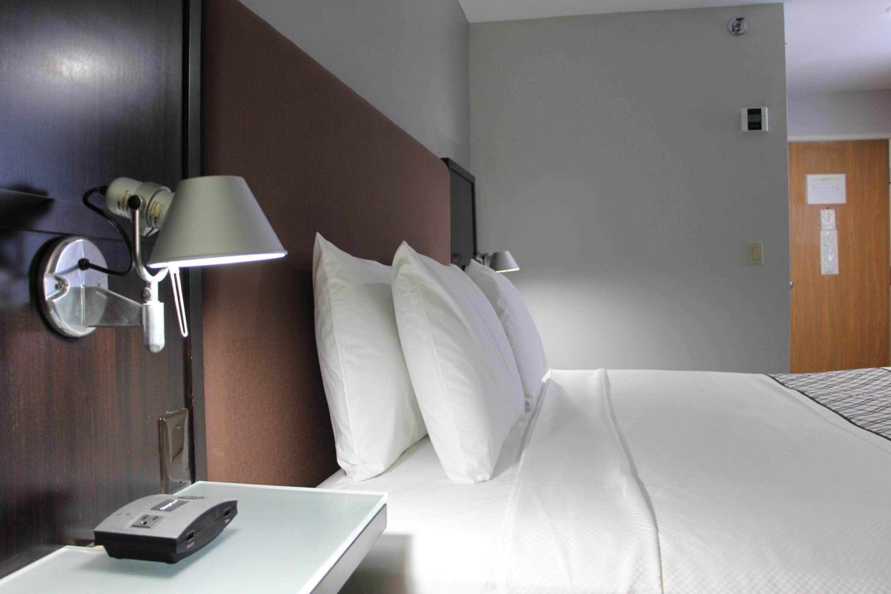 Westbridge Inn & Suites