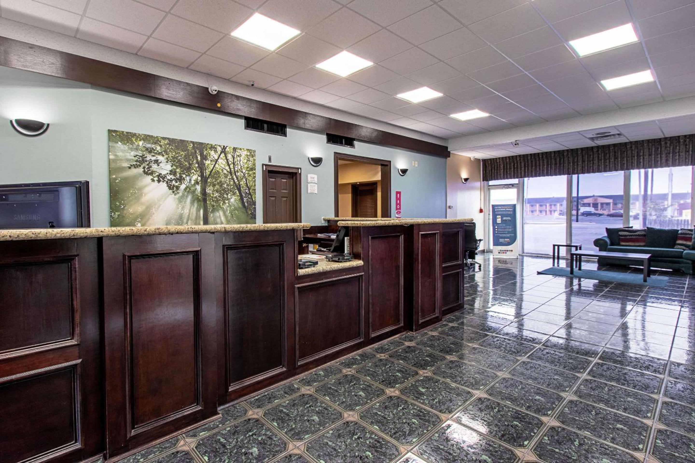 Kingsville Vacations - Econo Lodge Kingsville - Property Image 3
