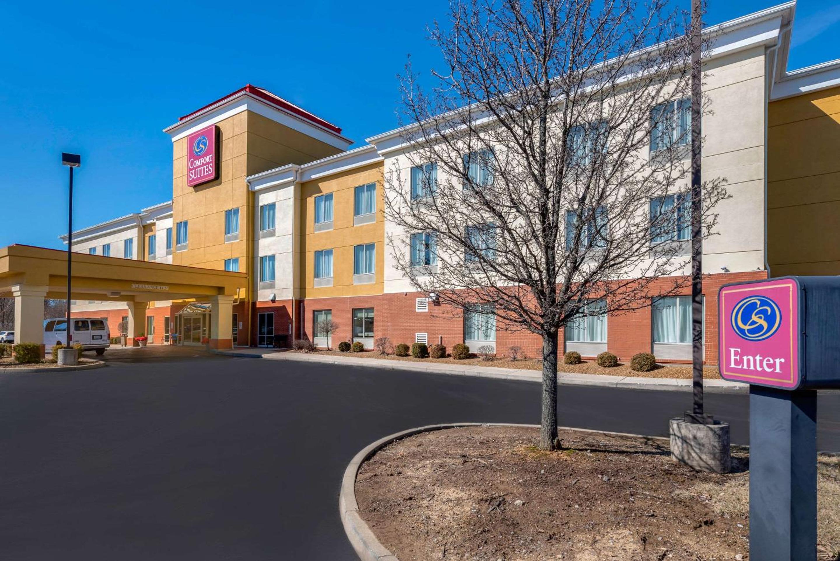 Hotel Comfort Suites Cincinnati Airport - Image 1