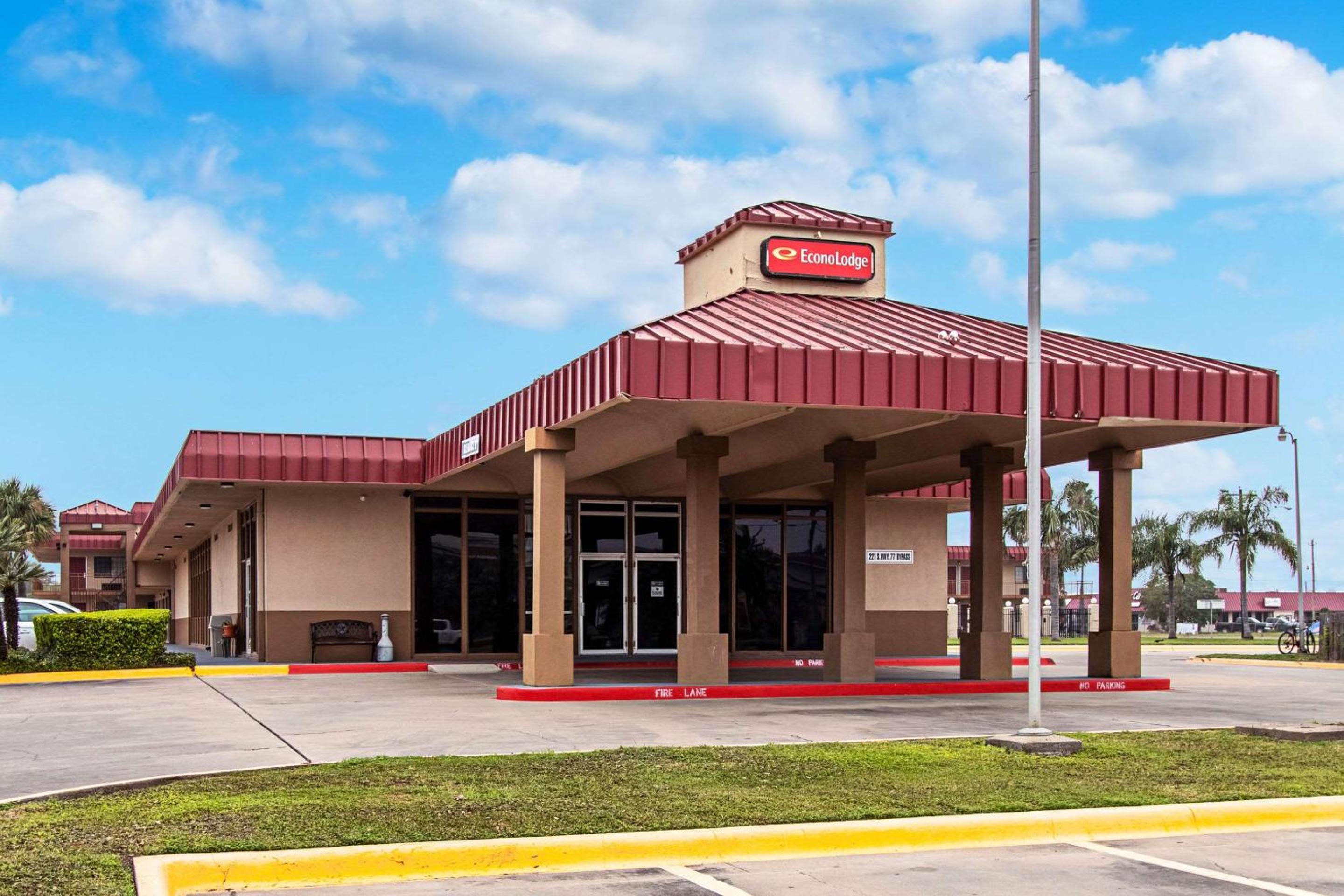 Kingsville Vacations - Econo Lodge Kingsville - Property Image 1